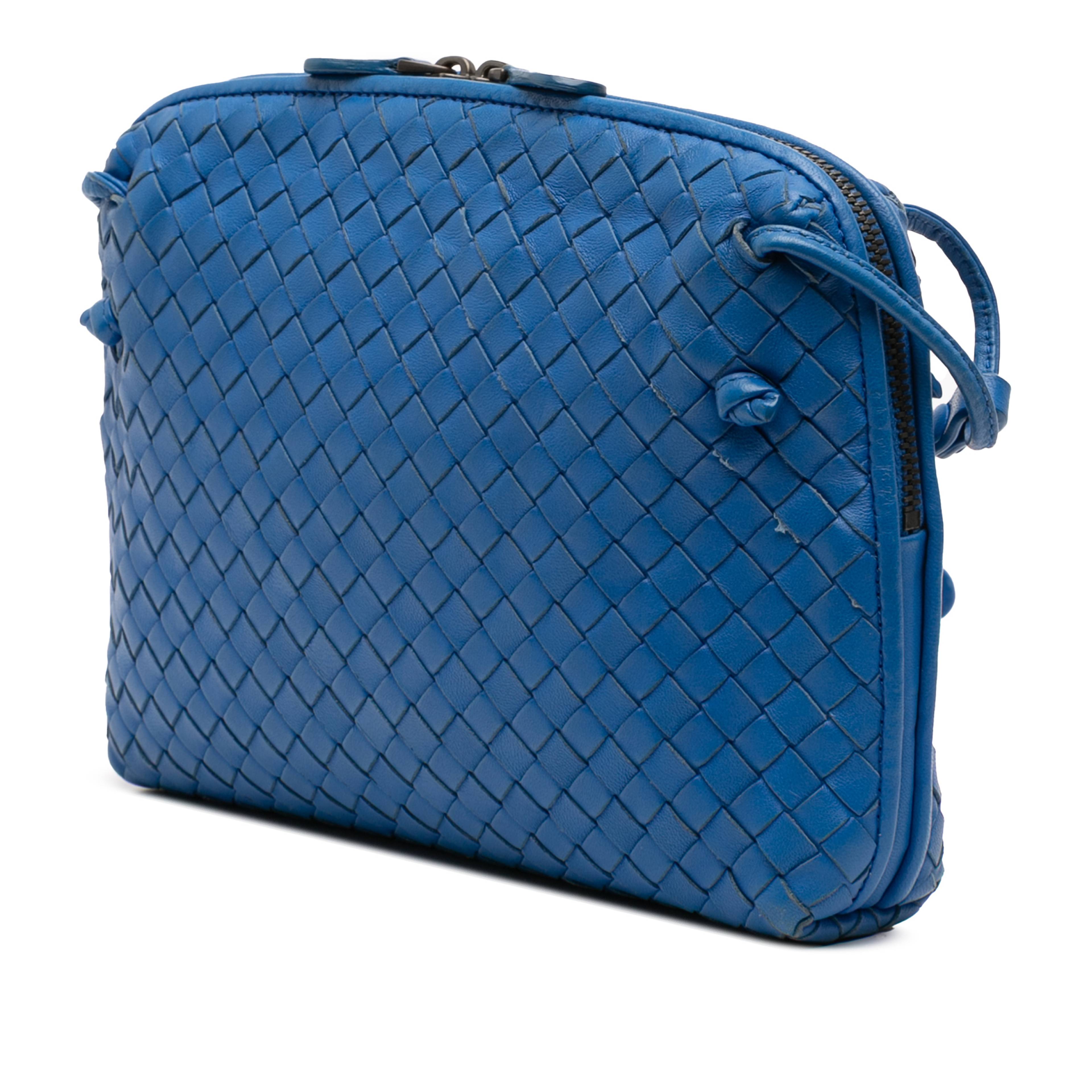 Bottega Veneta Nappa Intrecciato Nodini Crossbody, från Luxclusif, i färgen blue. Klicka för att öppna bilden i stort format
