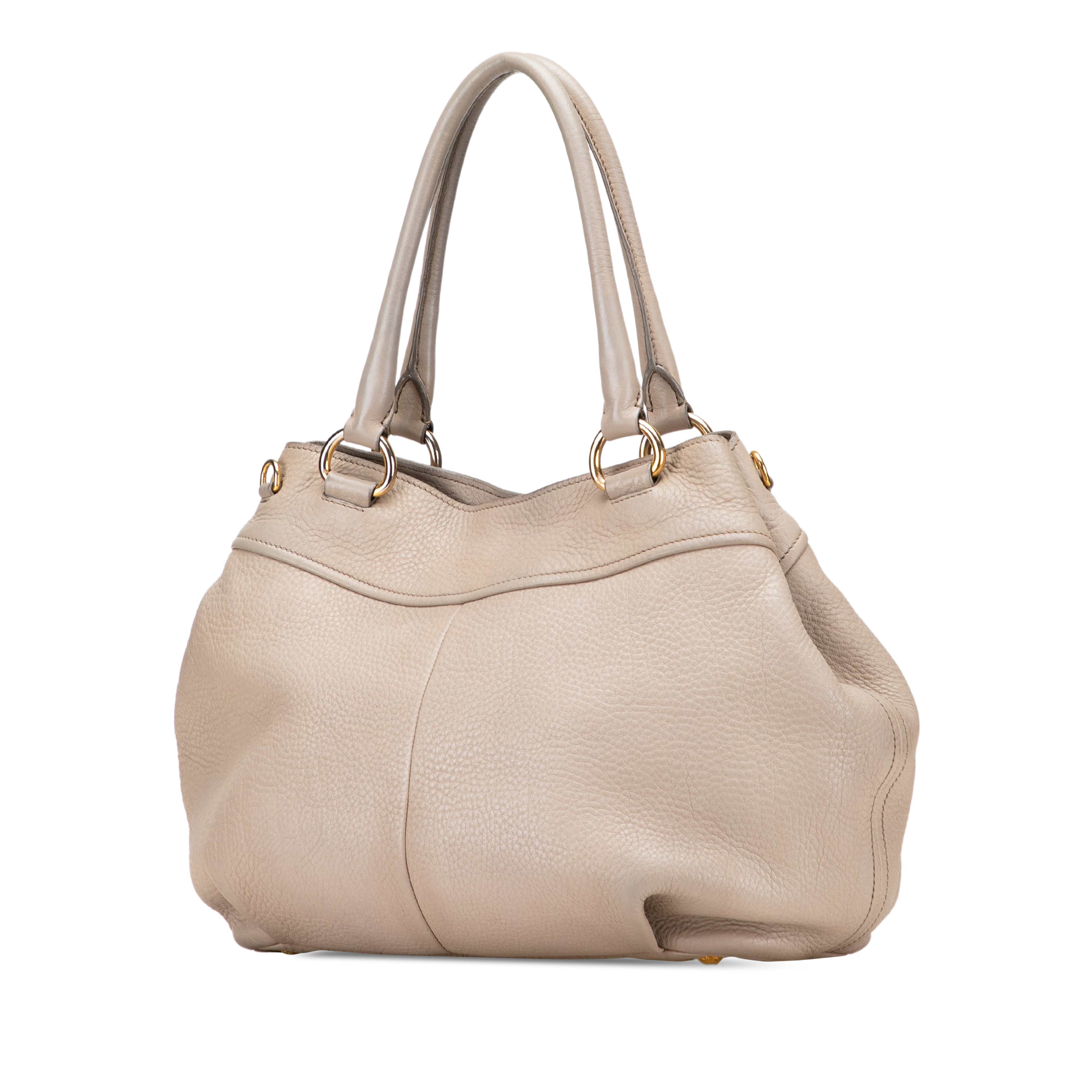 Prada Vitello Daino Open Convertible Tote, från Luxclusif, i färgen light beige. Klicka för att öppna bilden i stort format