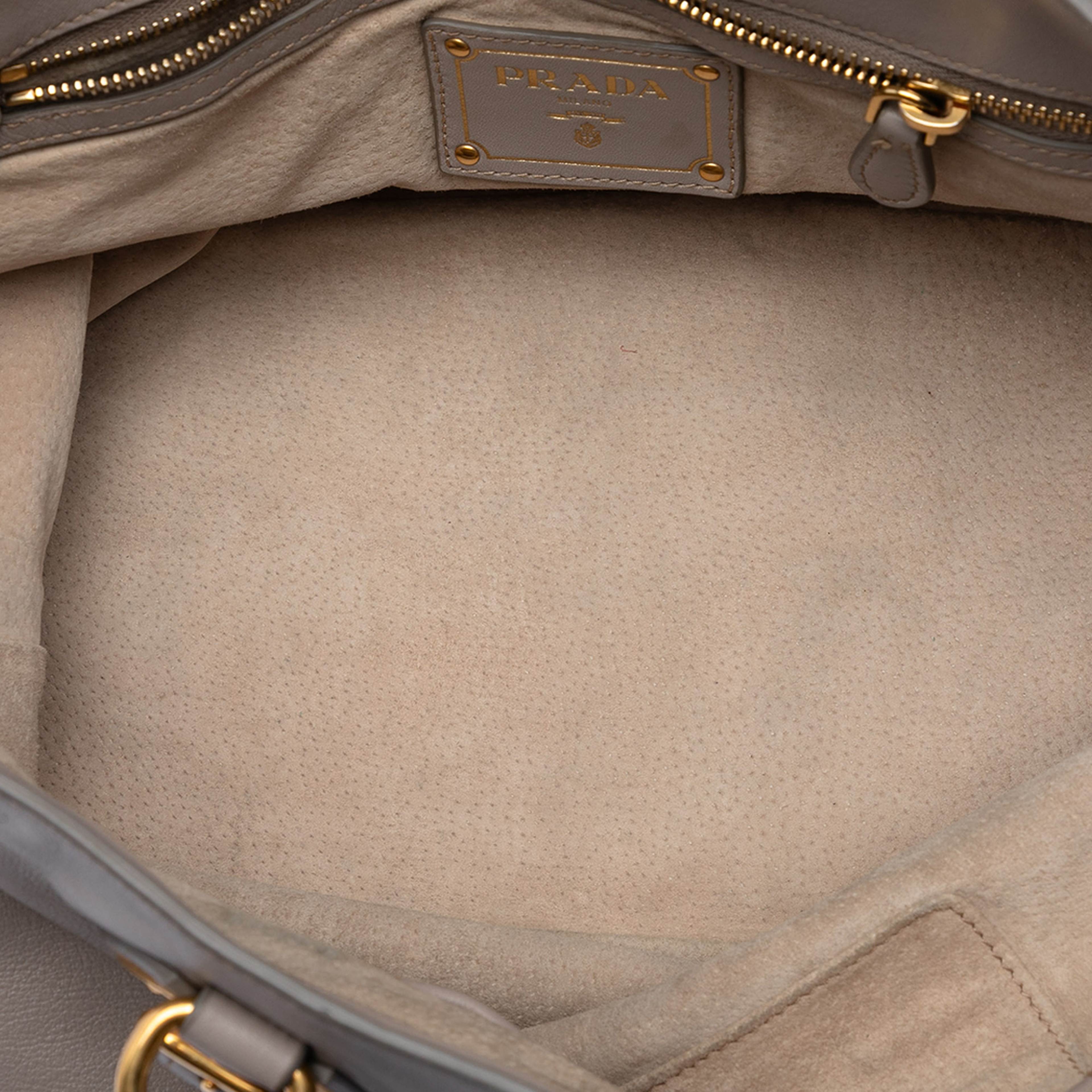 Prada Soft Calfskin Open Convertible Shopping Tote, från Luxclusif, i färgen gray. Klicka för att öppna bilden i stort format