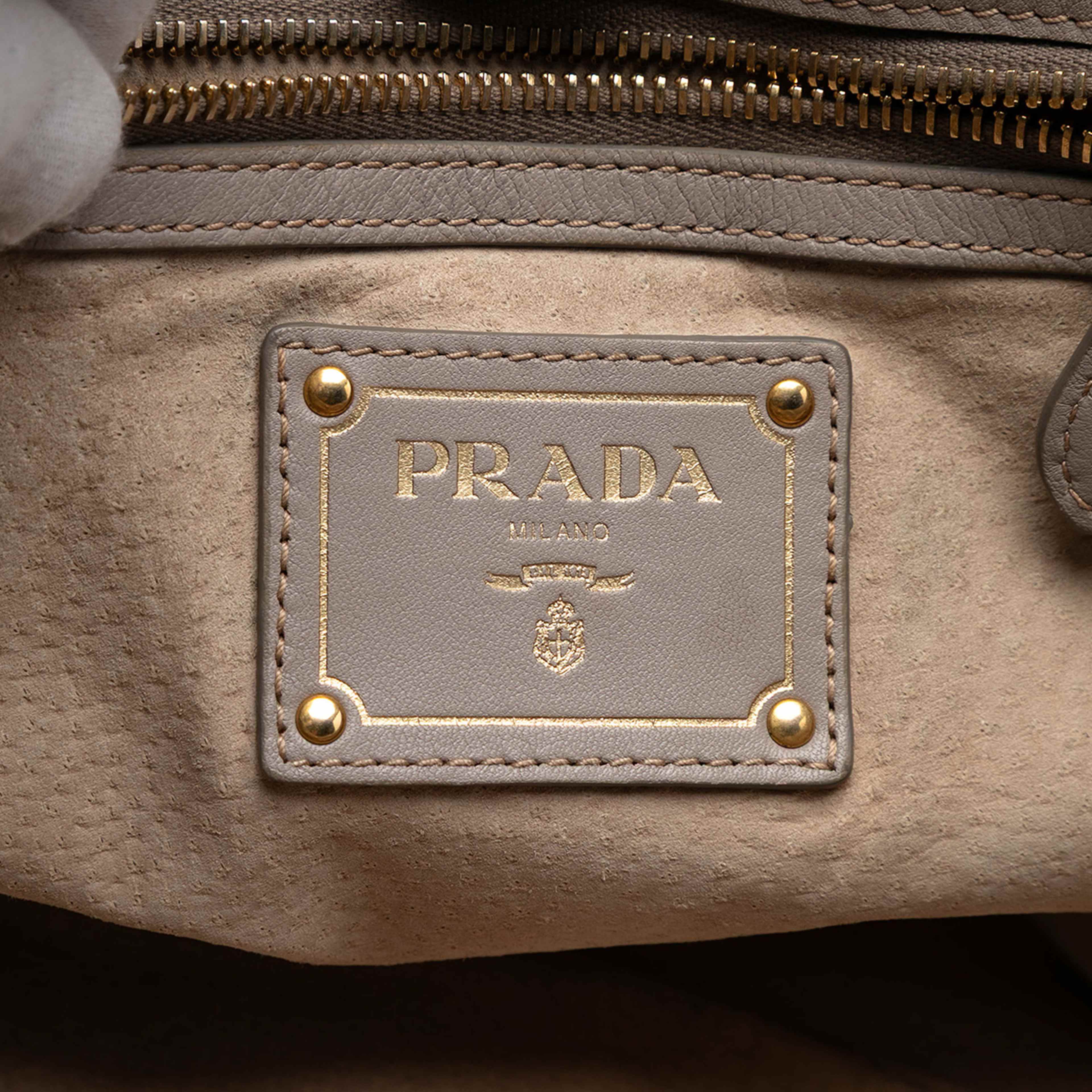 Prada Soft Calfskin Open Convertible Shopping Tote, från Luxclusif, i färgen gray. Klicka för att öppna bilden i stort format