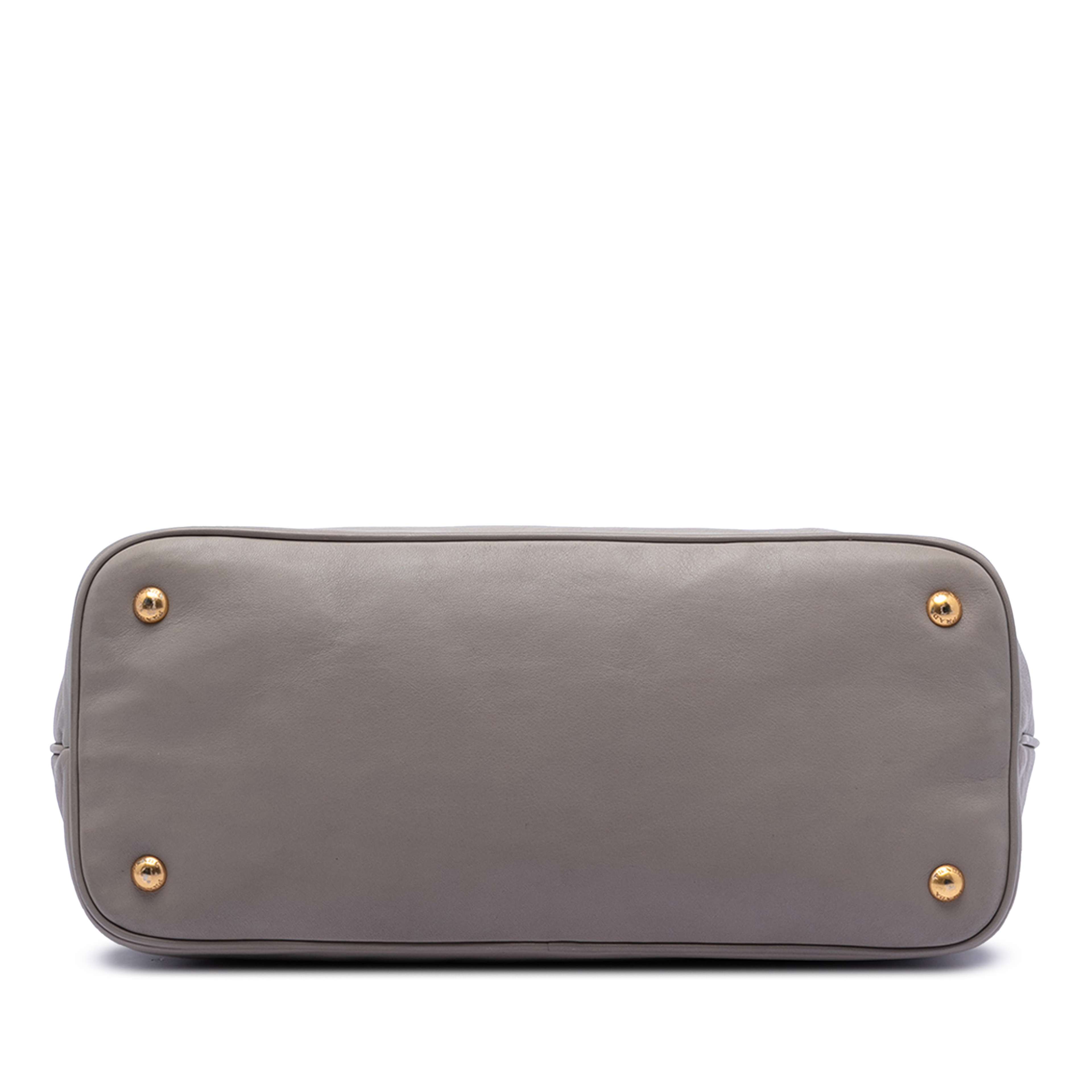 Prada Soft Calfskin Open Convertible Shopping Tote, från Luxclusif, i färgen gray. Klicka för att öppna bilden i stort format