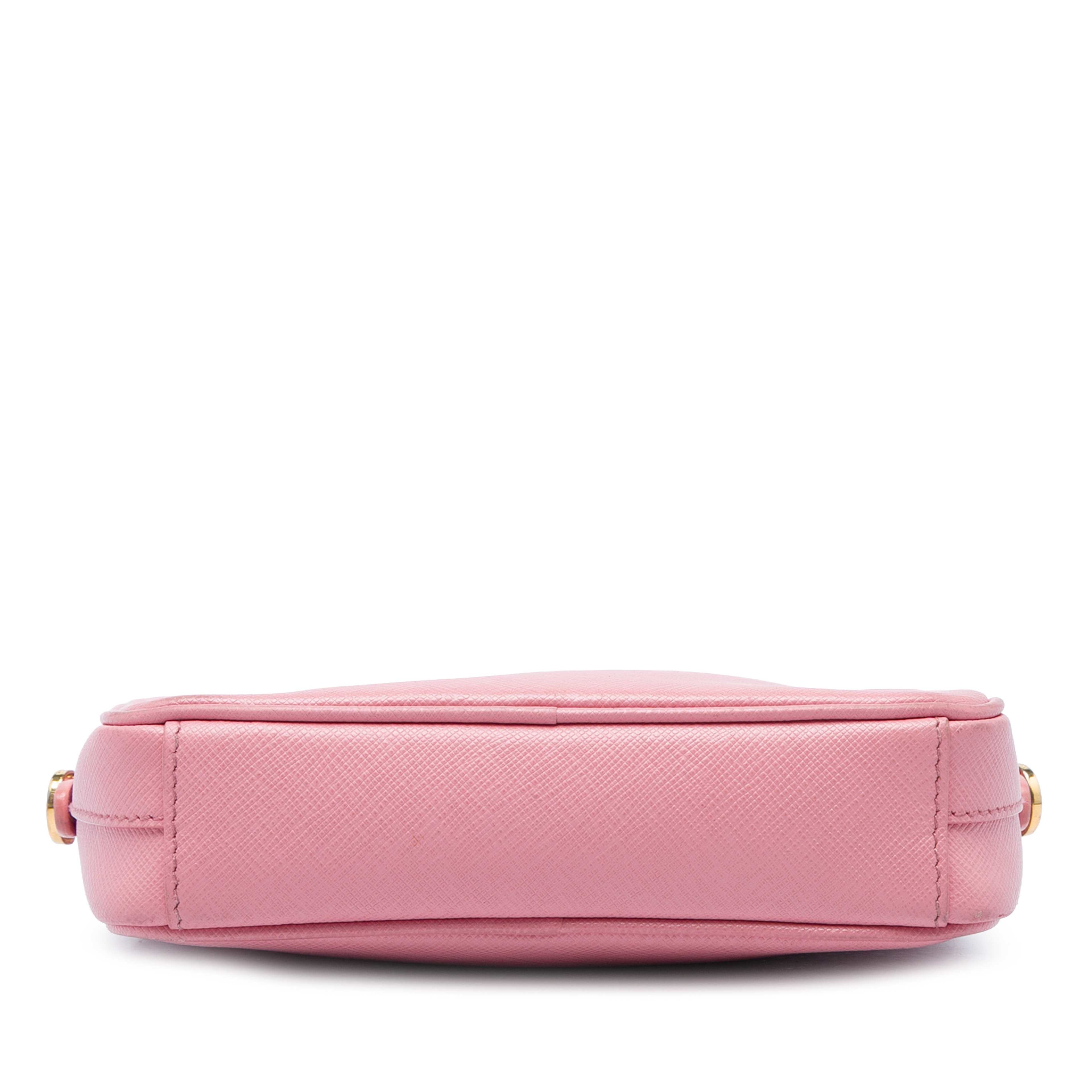 Prada Mini Saffiano Lux Camera Bag, från Luxclusif, i färgen rosa. Klicka för att öppna bilden i stort format