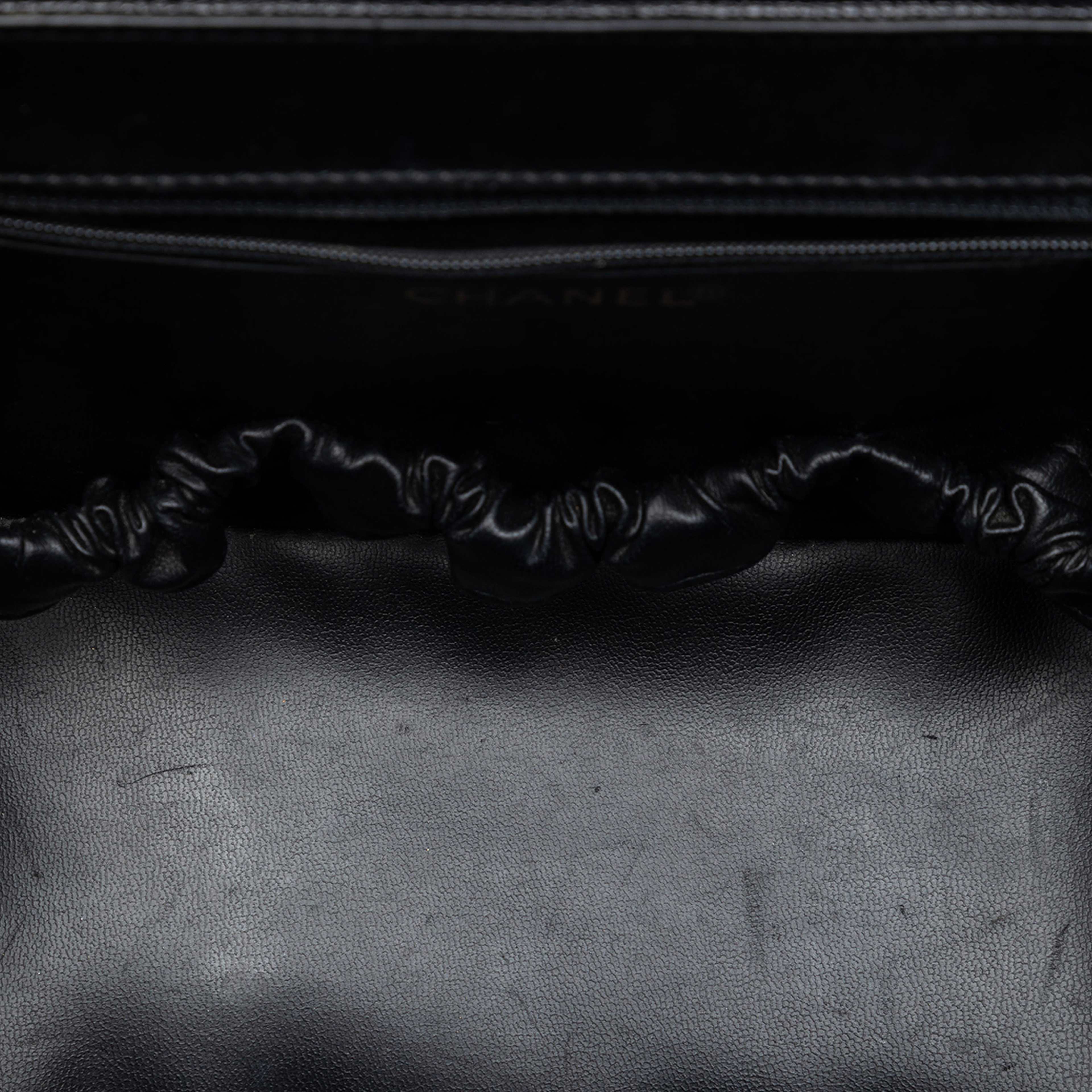 Chanel Cc Caviar Turnlock Vanity Bag, från Luxclusif, i färgen black. Klicka för att öppna bilden i stort format