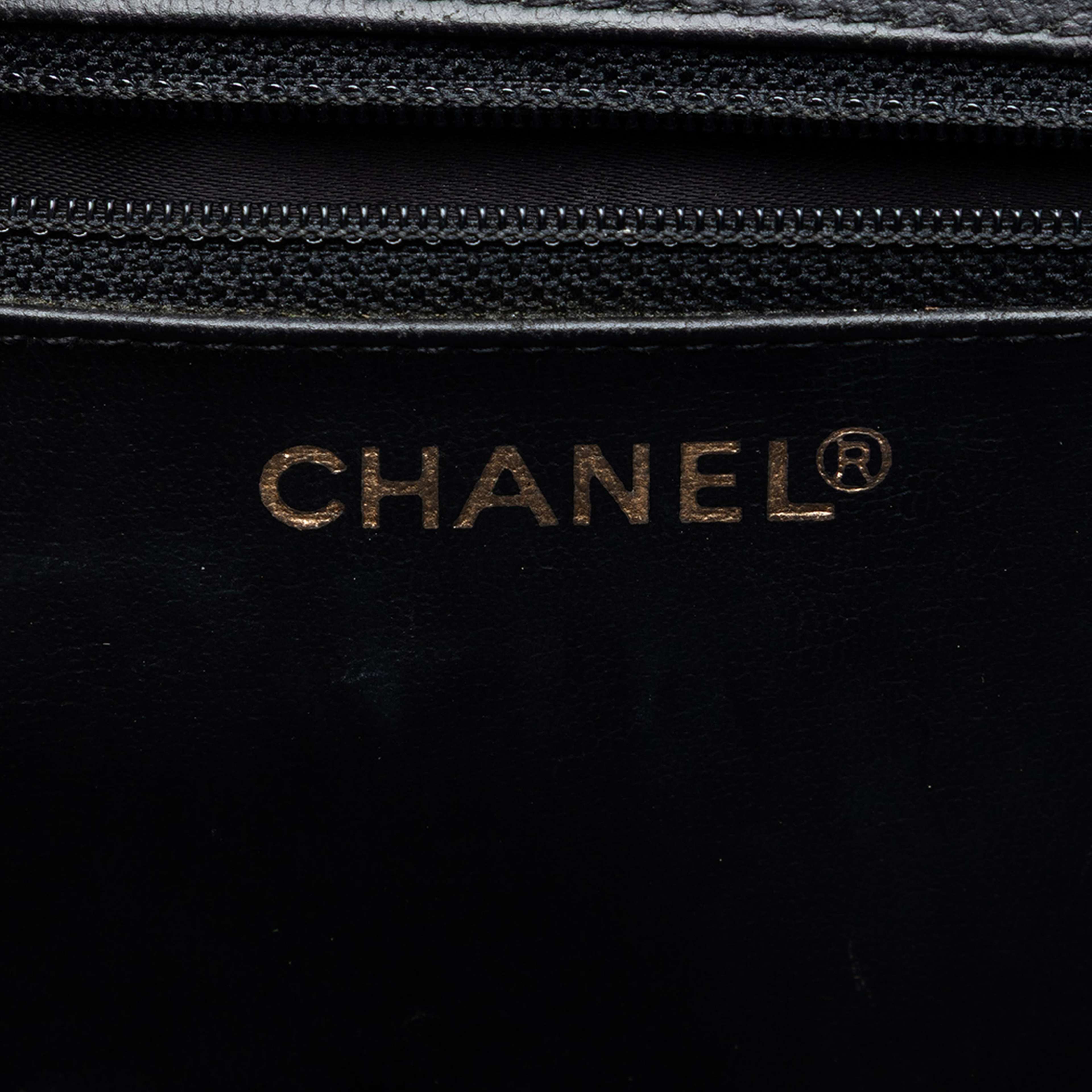 Chanel Cc Caviar Turnlock Vanity Bag, från Luxclusif, i färgen black. Klicka för att öppna bilden i stort format
