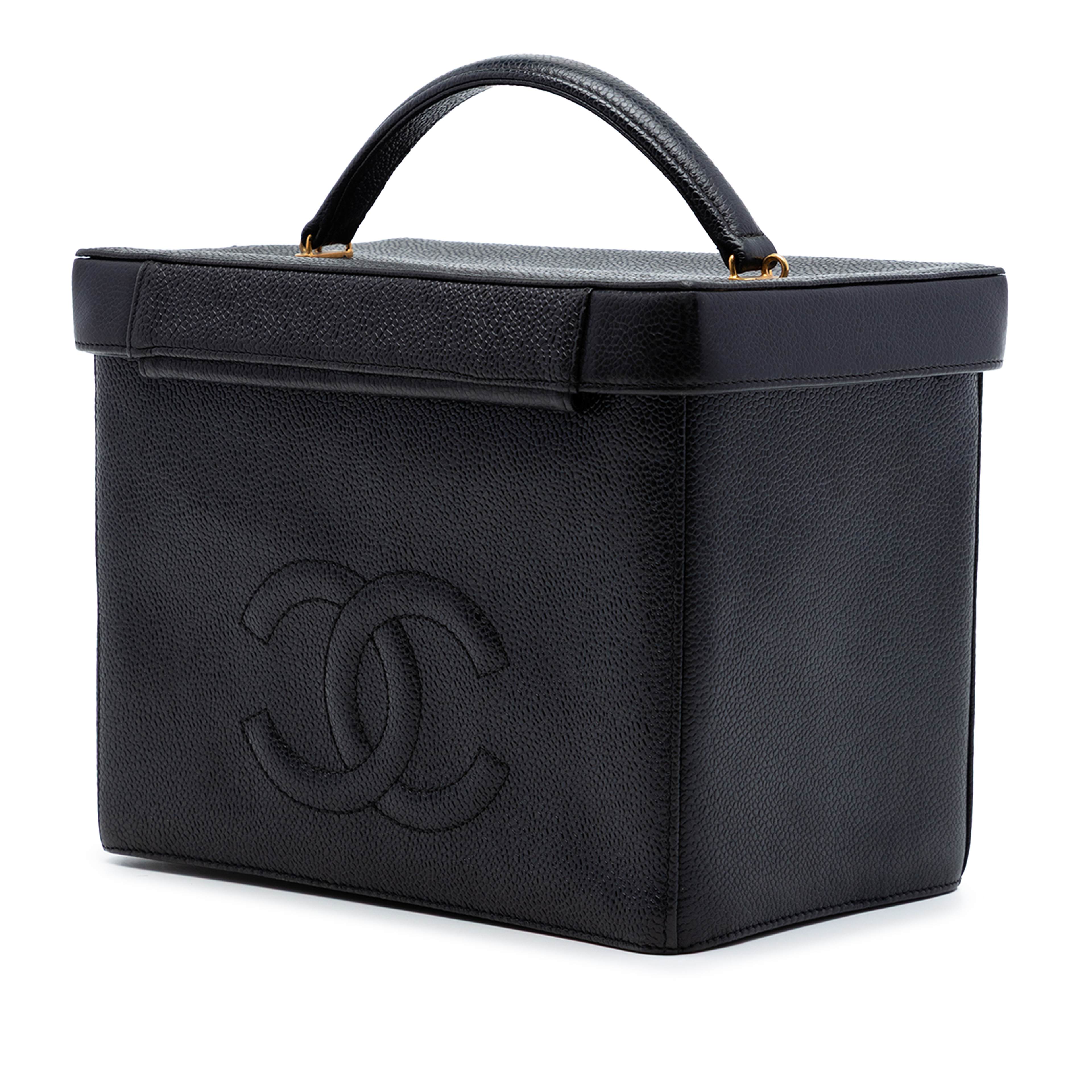 Chanel Cc Caviar Turnlock Vanity Bag, från Luxclusif, i färgen black. Klicka för att öppna bilden i stort format