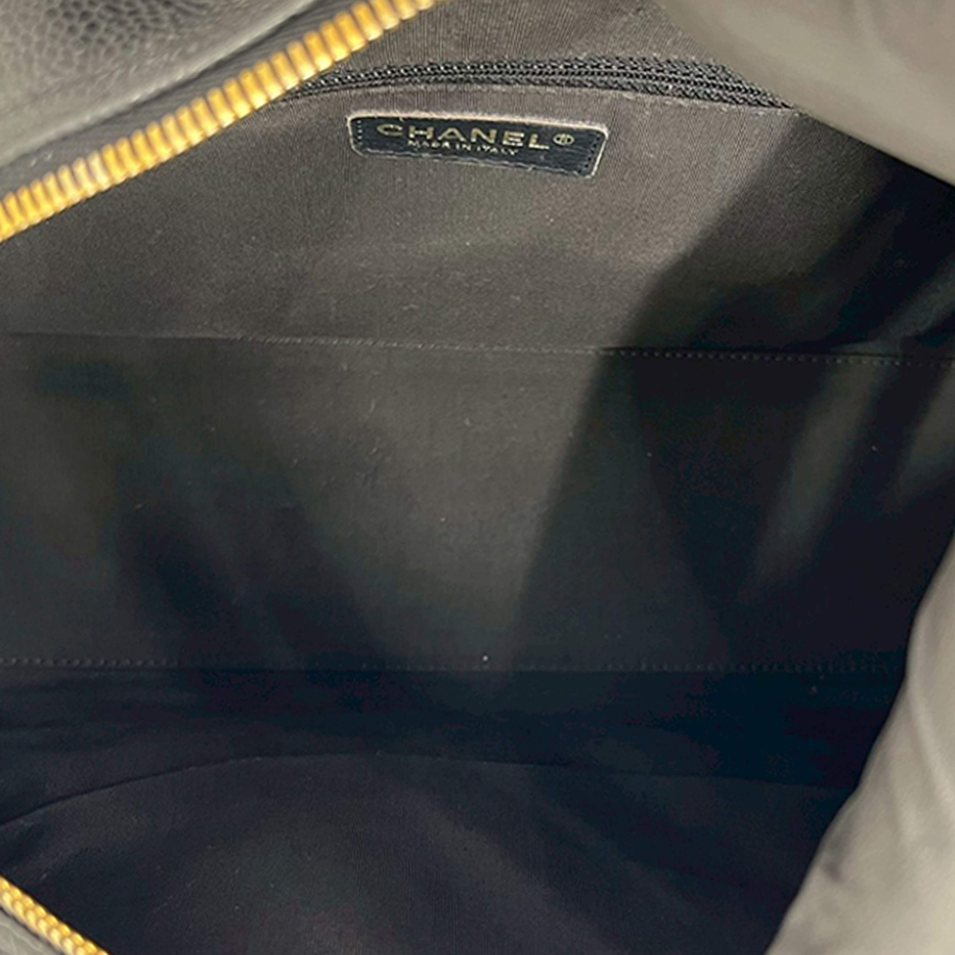 Chanel Large Cc Quilted Caviar Bowler Bag, från Luxclusif, i färgen black. Klicka för att öppna bilden i stort format