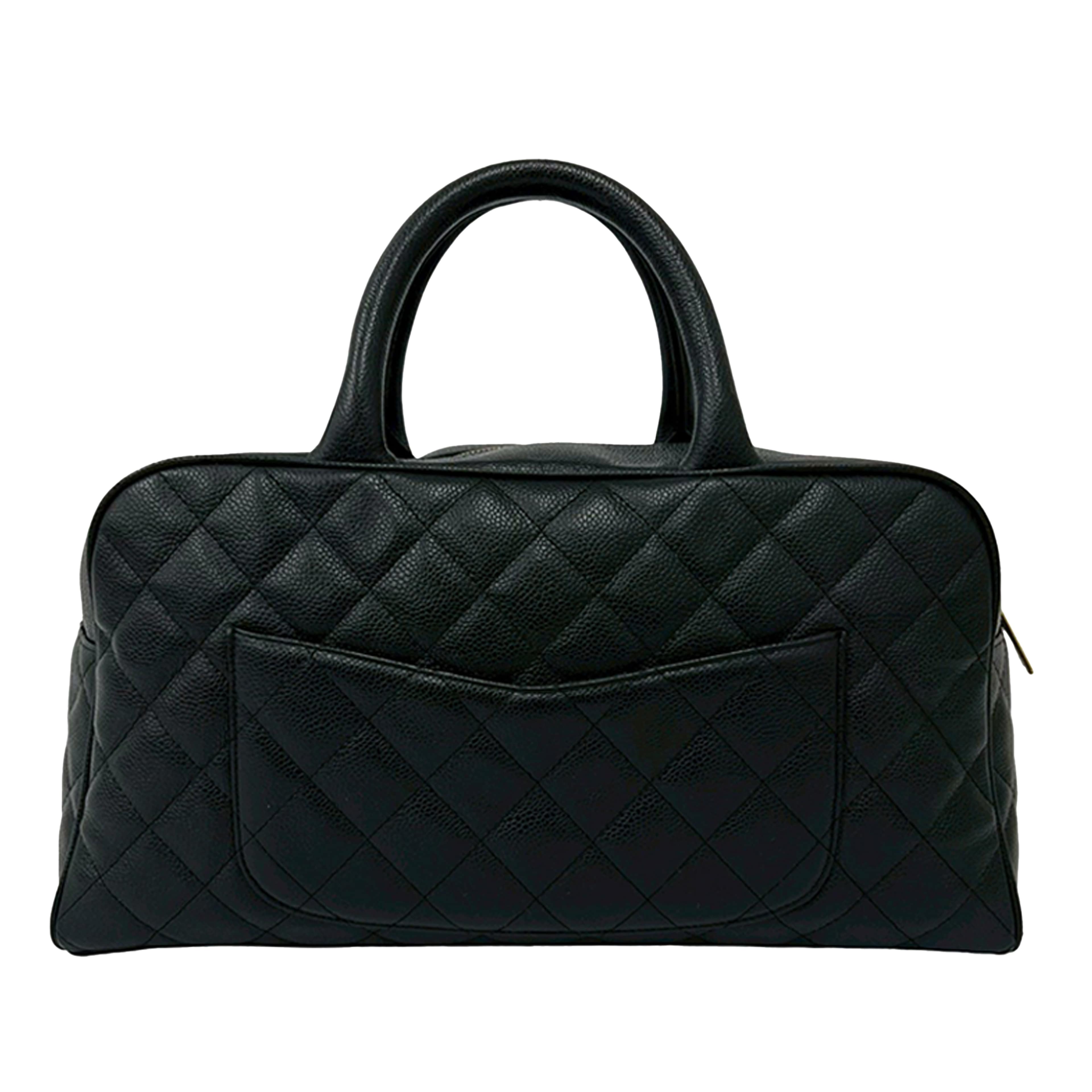 Chanel Large Cc Quilted Caviar Bowler Bag, från Luxclusif, i färgen svart. Klicka för att öppna bilden i stort format