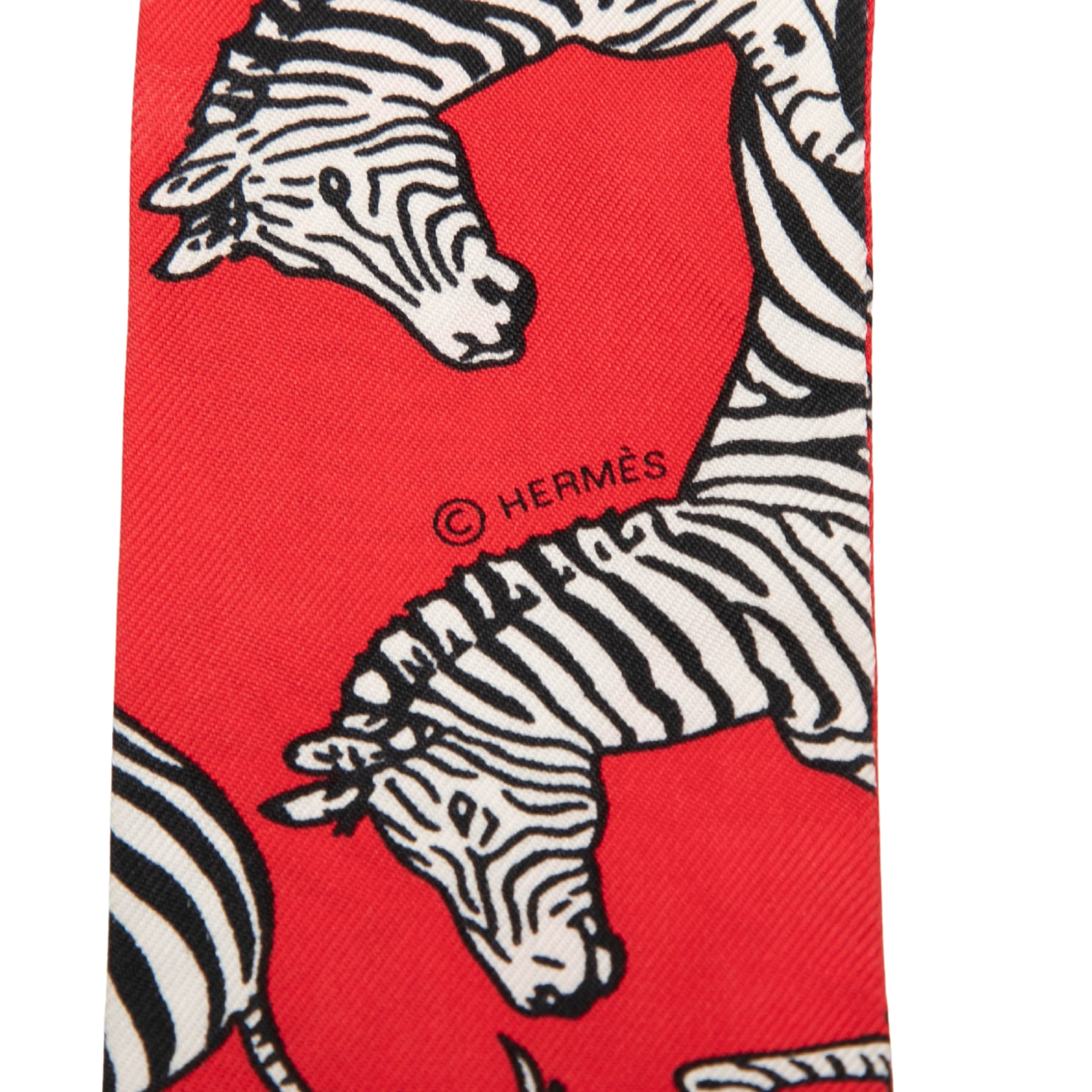 Hermès Les Zebres Silk Twilly Scarf, från Luxclusif, i färgen röd. Klicka för att öppna bilden i stort format