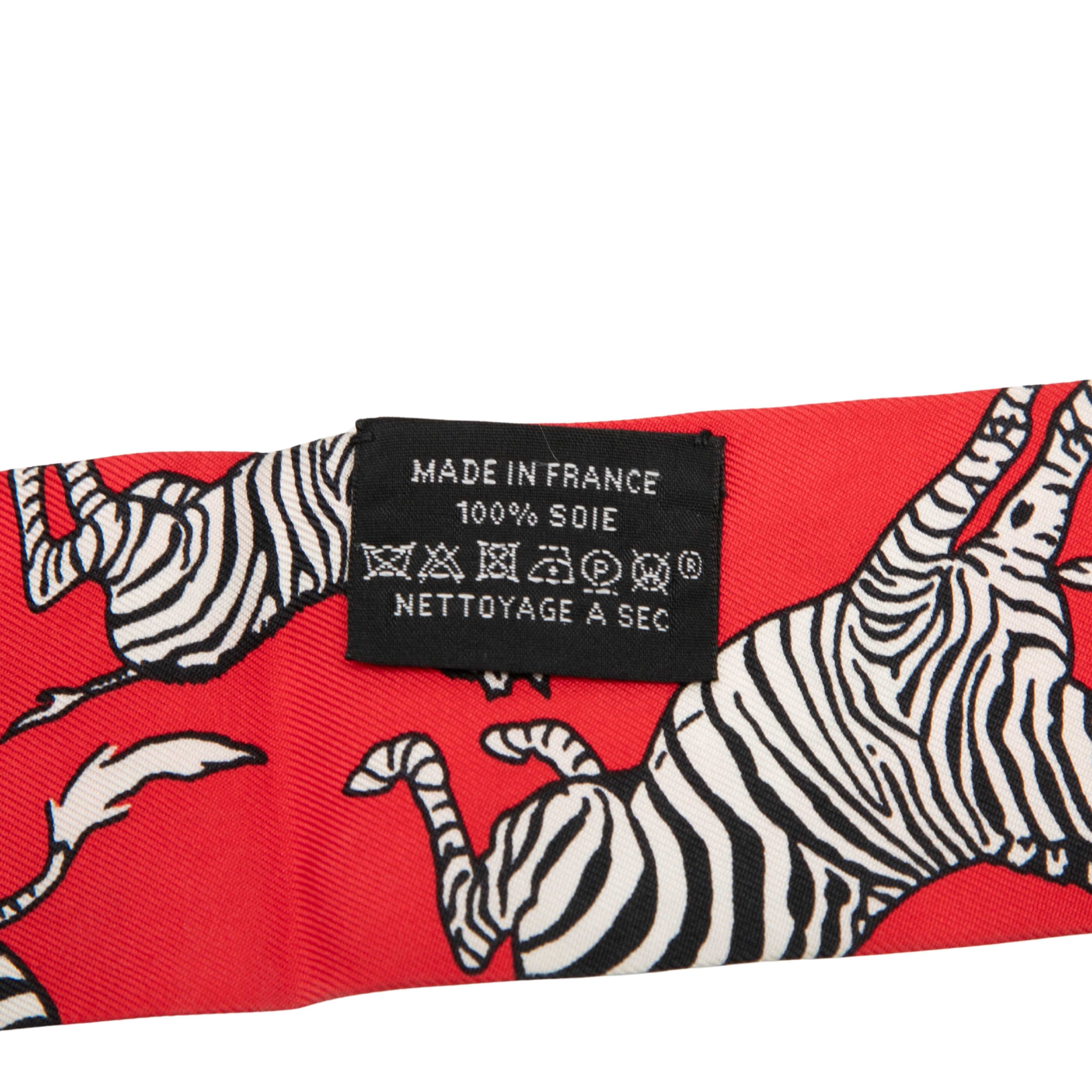 Hermès Les Zebres Silk Twilly Scarf, från Luxclusif, i färgen röd. Klicka för att öppna bilden i stort format