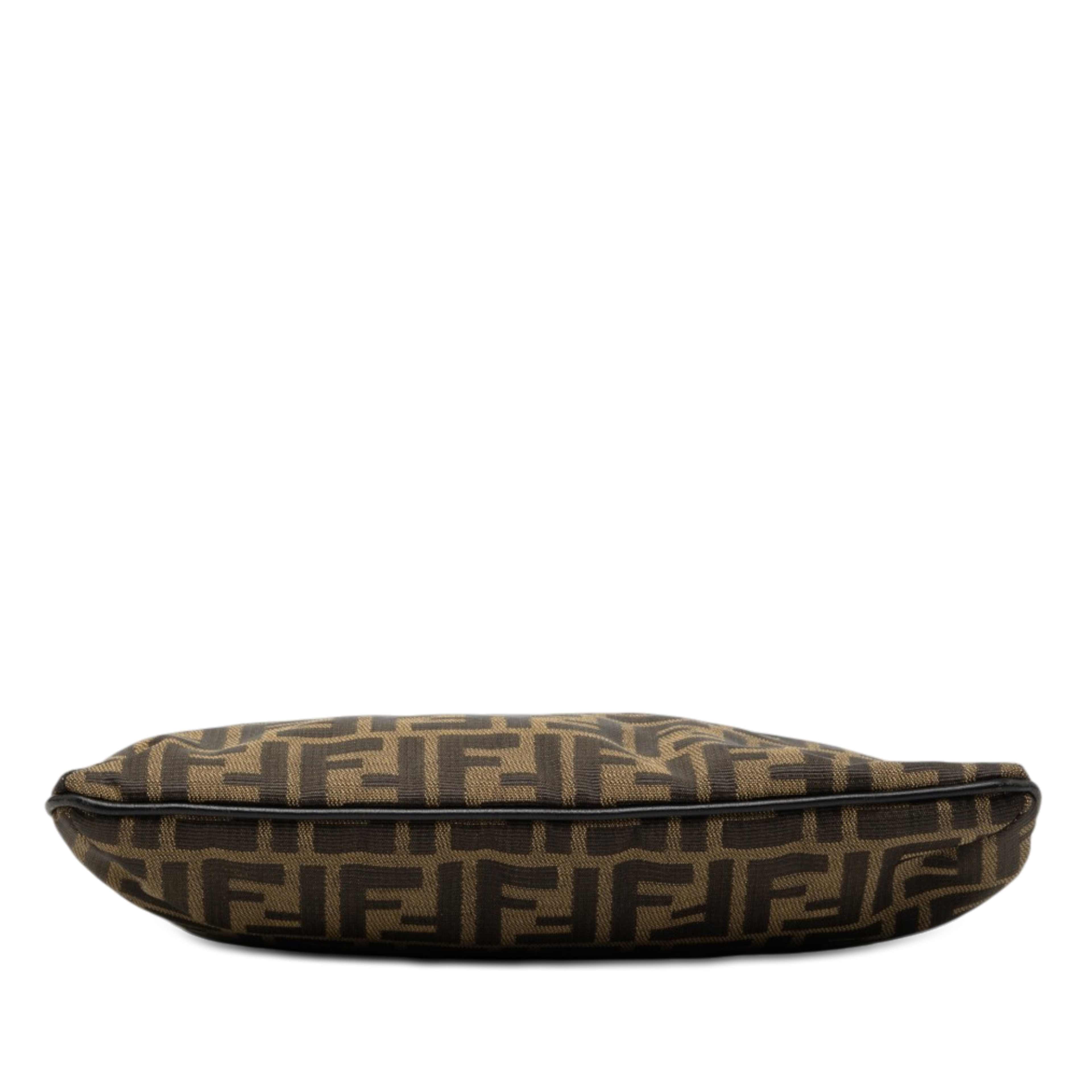 Fendi Zucca Canvas Shoulder Bag, från Luxclusif, i färgen brun. Klicka för att öppna bilden i stort format
