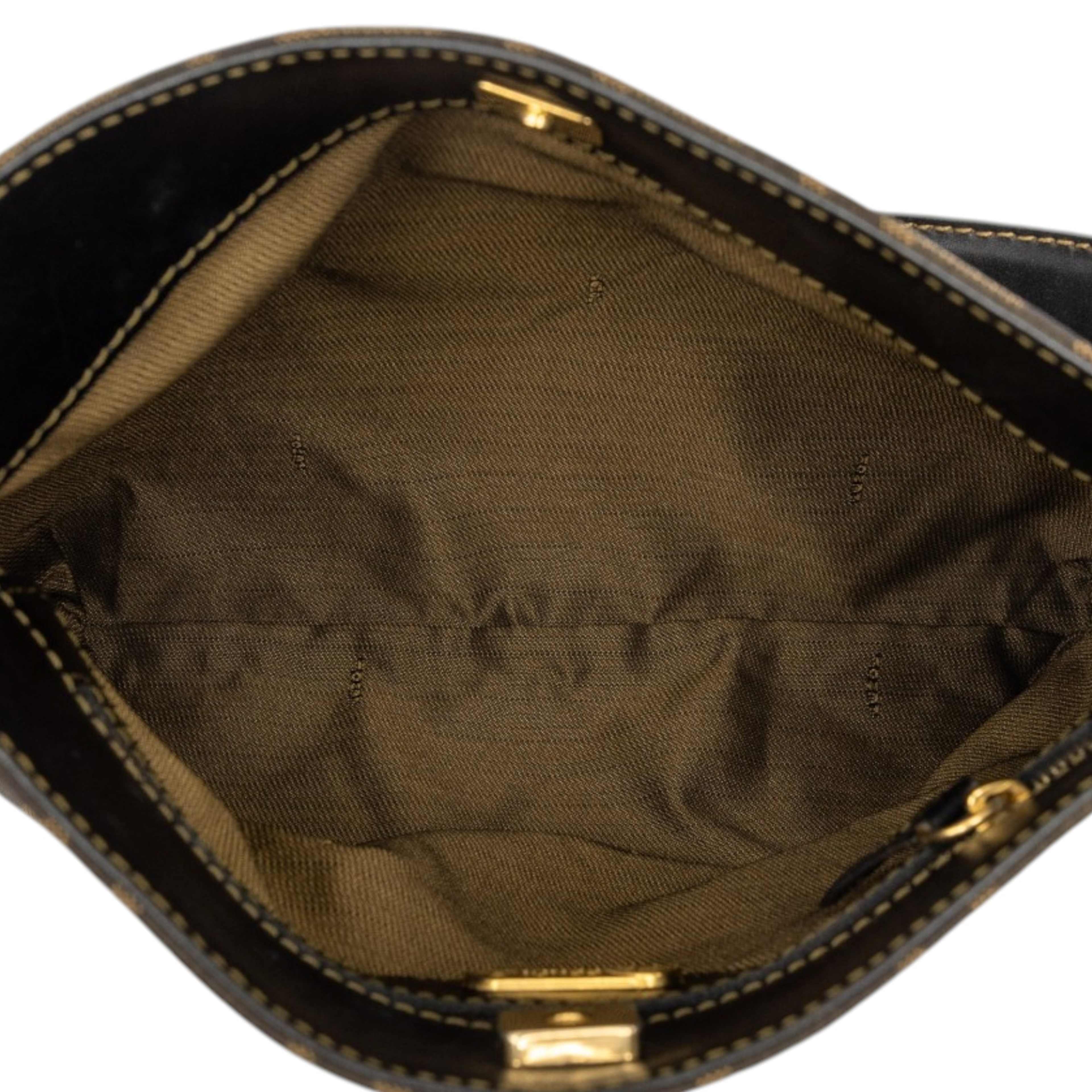 Fendi Zucca Canvas Shoulder Bag, från Luxclusif, i färgen brun. Klicka för att öppna bilden i stort format