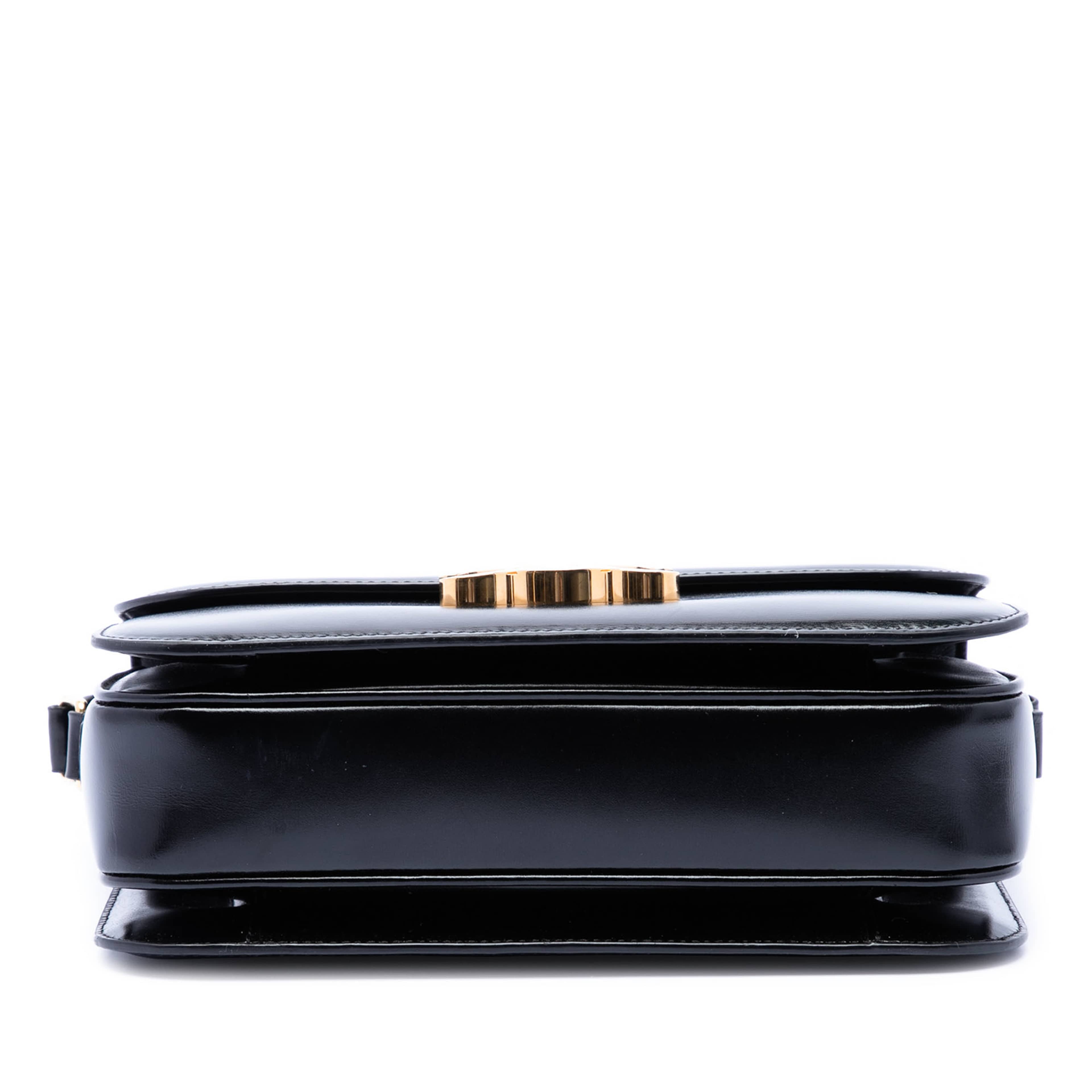 Celine Classique Shiny Calfskin Triomphe Crossbody, från Luxclusif, i färgen svart. Klicka för att öppna bilden i stort format
