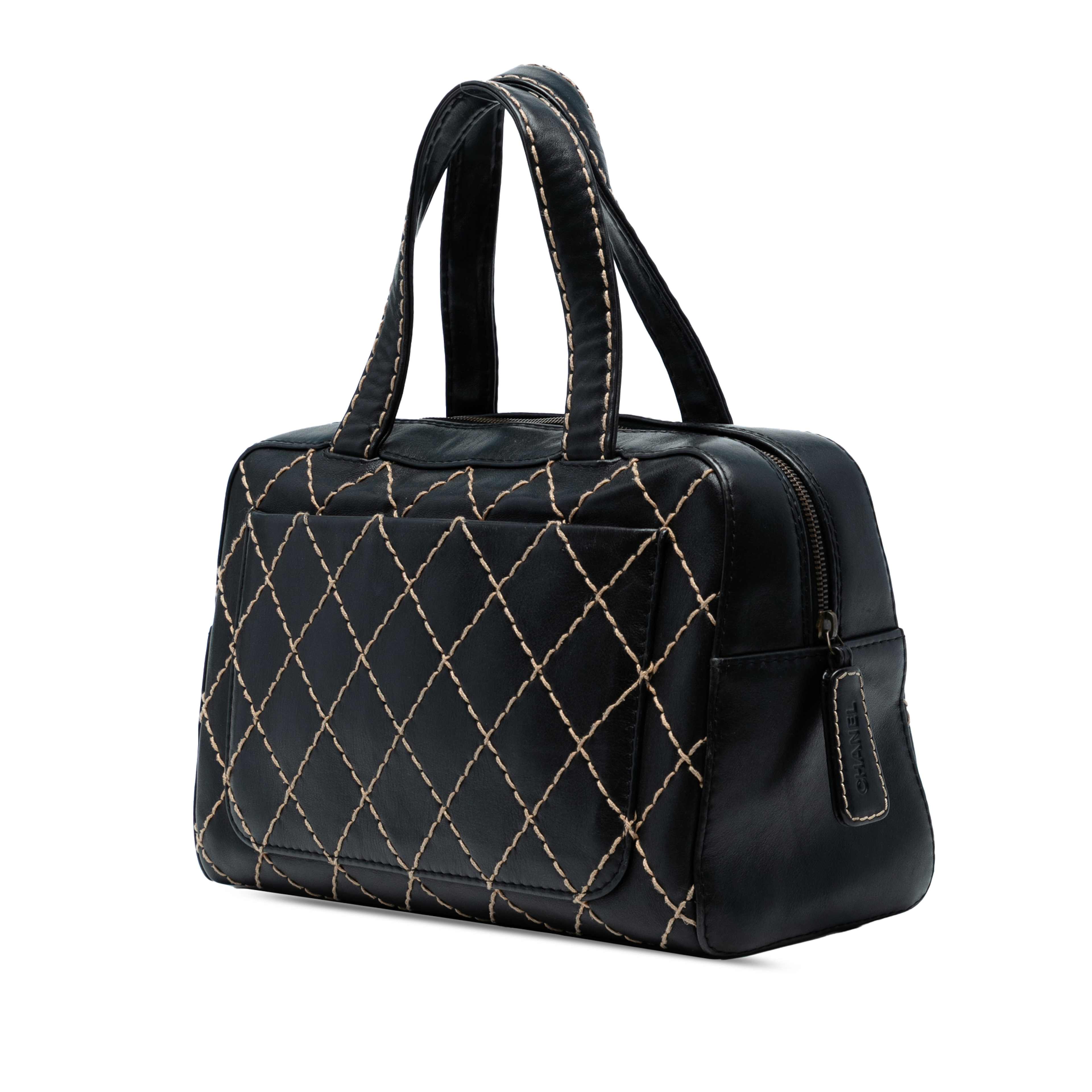 Chanel Cc Lambskin Wild Stitch Handbag, från Luxclusif, i färgen black. Klicka för att öppna bilden i stort format