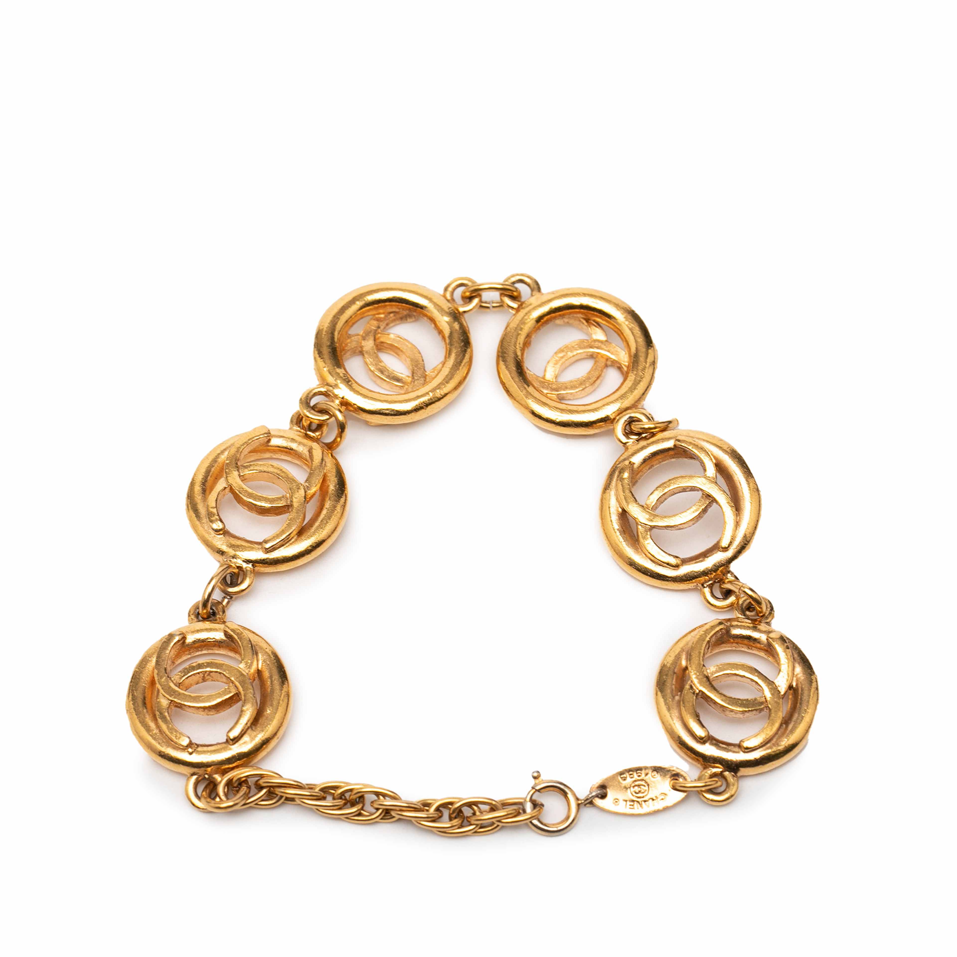 Chanel Cc Gold Plated Openwork Circle Charms Link Bracelet, från Luxclusif, i färgen gold. Klicka för att öppna bilden i stort format
