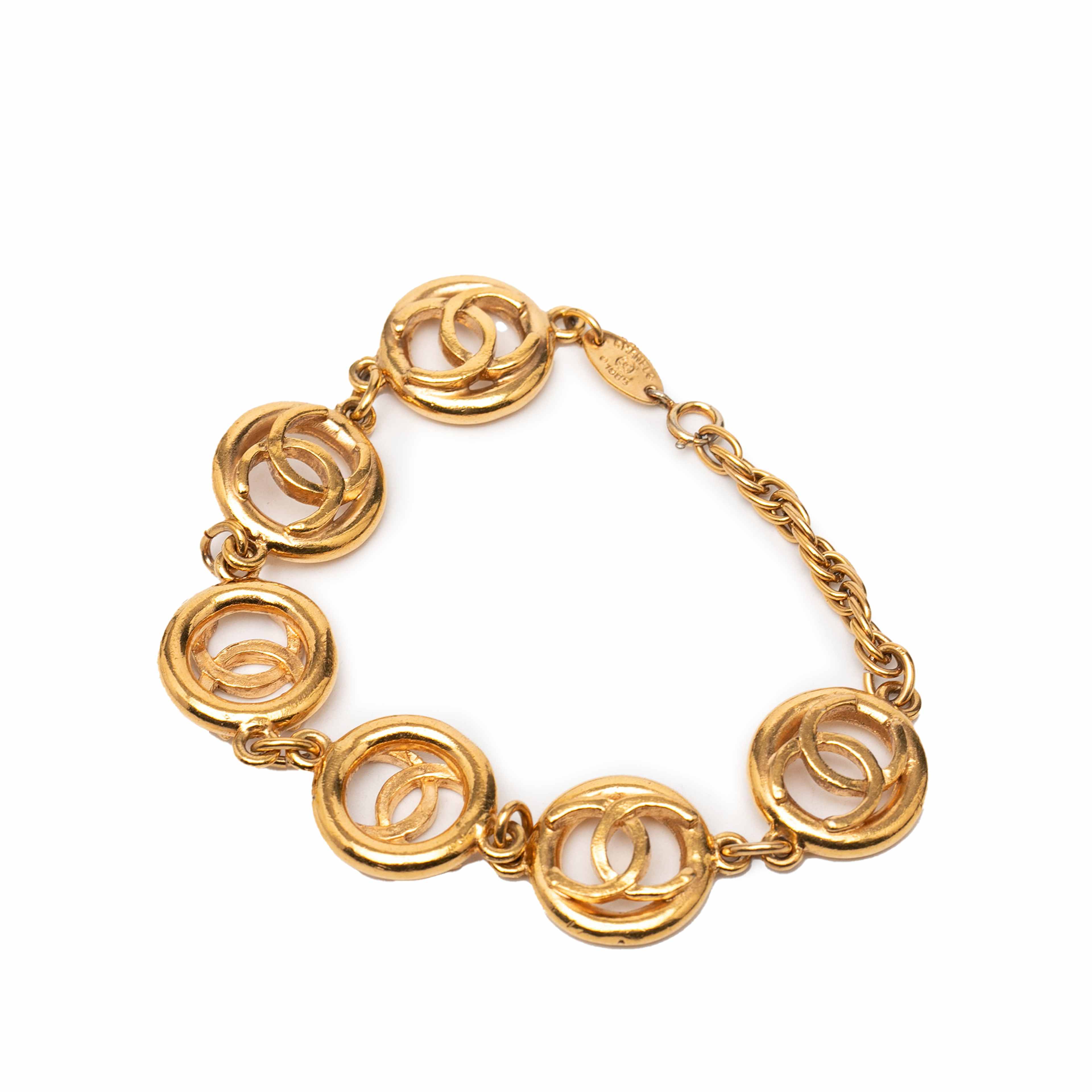 Chanel Cc Gold Plated Openwork Circle Charms Link Bracelet, från Luxclusif, i färgen gold. Klicka för att öppna bilden i stort format