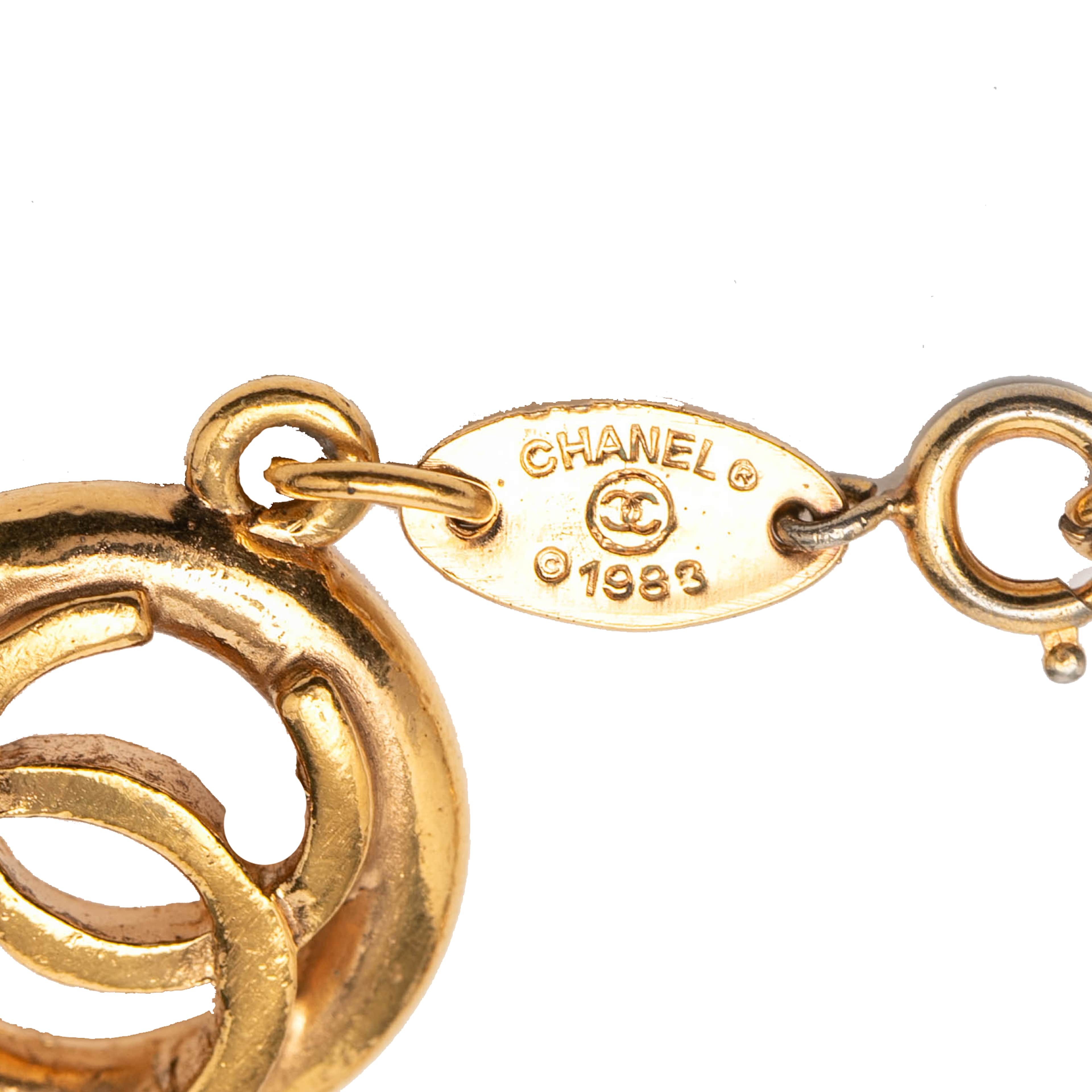 Chanel Cc Gold Plated Openwork Circle Charms Link Bracelet, från Luxclusif, i färgen gold. Klicka för att öppna bilden i stort format