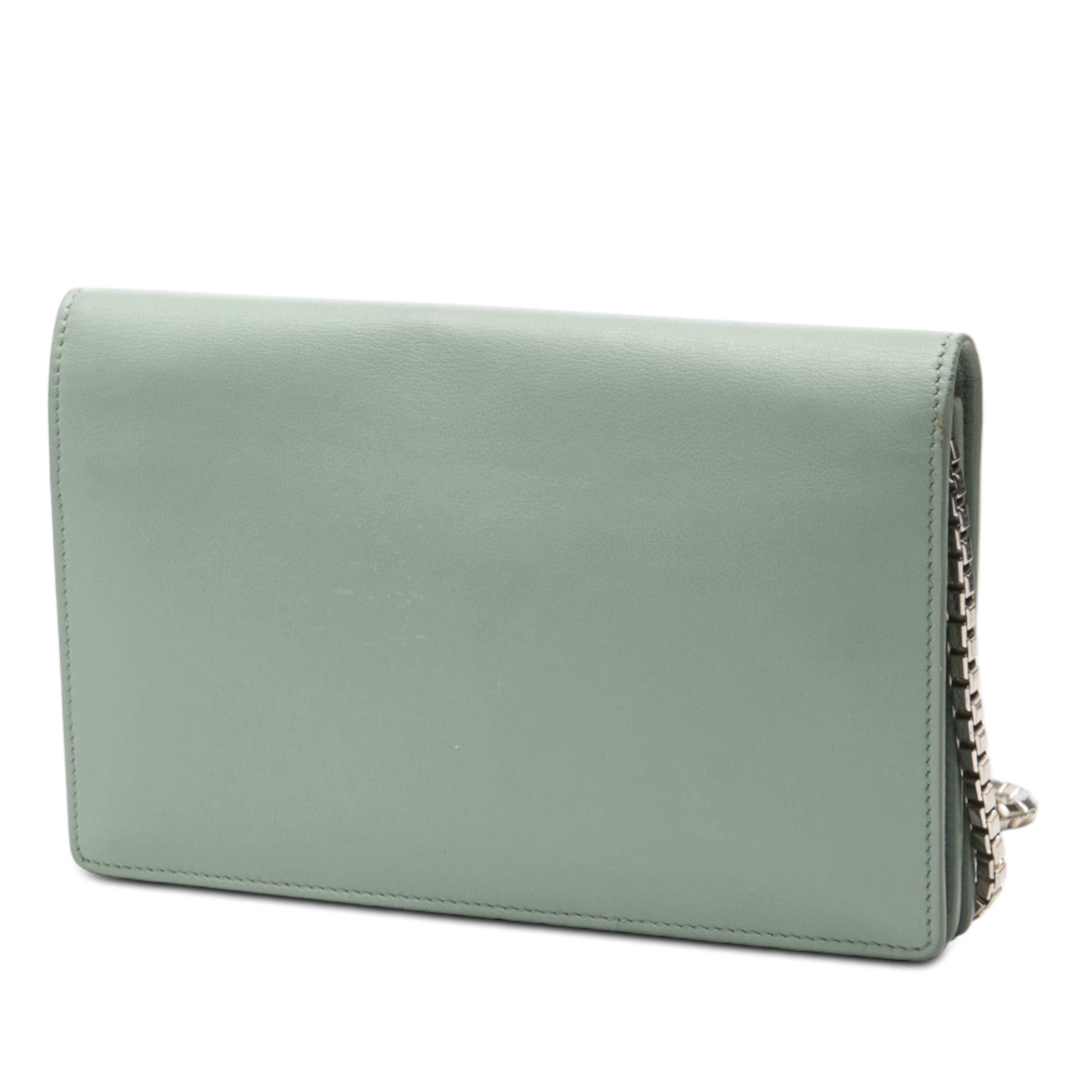 Balenciaga Leather Metal Plate City Wallet On Chain, från Luxclusif, i färgen mint. Klicka för att öppna bilden i stort format