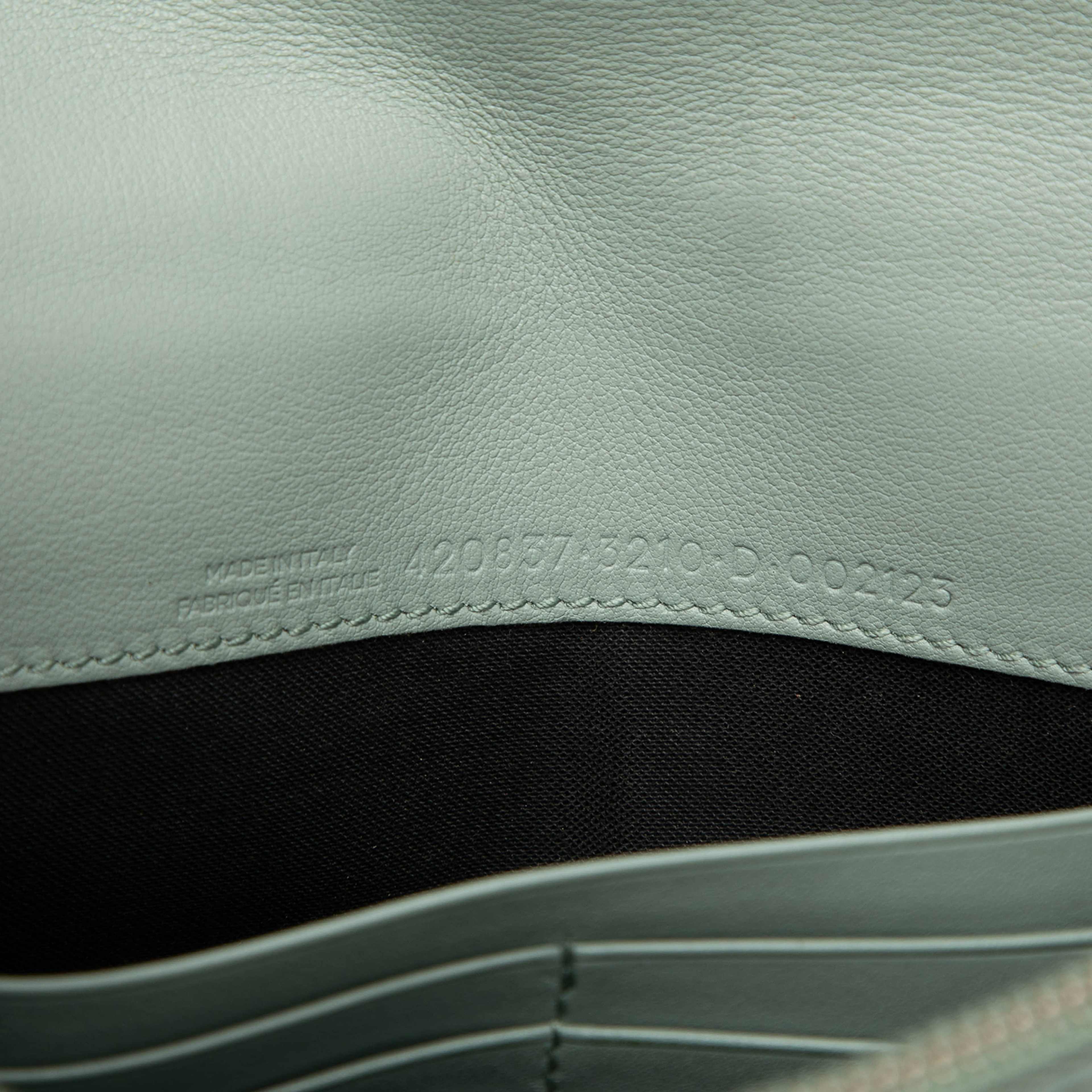 Balenciaga Leather Metal Plate City Wallet On Chain, från Luxclusif, i färgen mint. Klicka för att öppna bilden i stort format