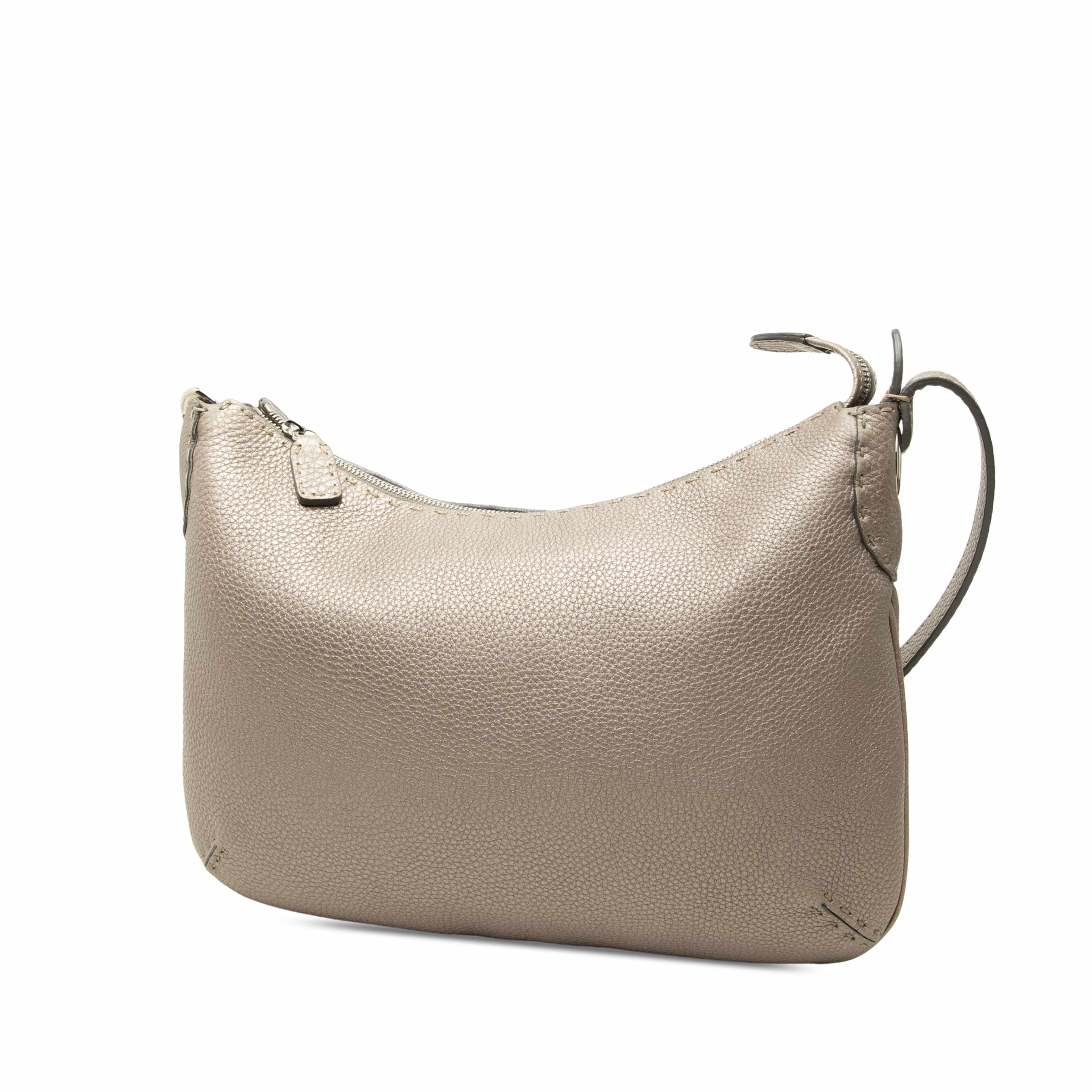 Fendi Medium Leather Selleria Crossbody, från Luxclusif, i färgen grå. Klicka för att öppna bilden i stort format
