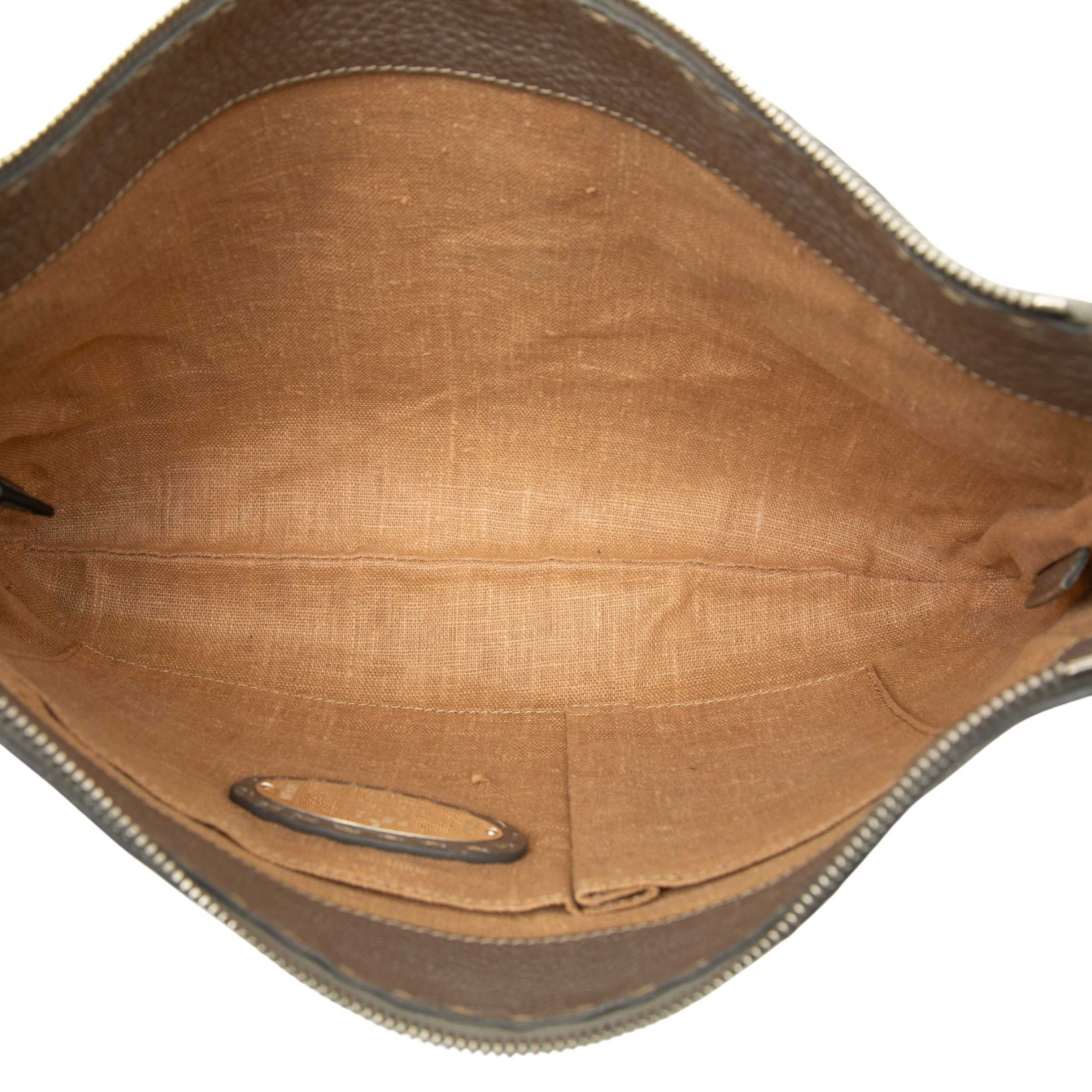 Fendi Medium Leather Selleria Crossbody, från Luxclusif, i färgen grå. Klicka för att öppna bilden i stort format