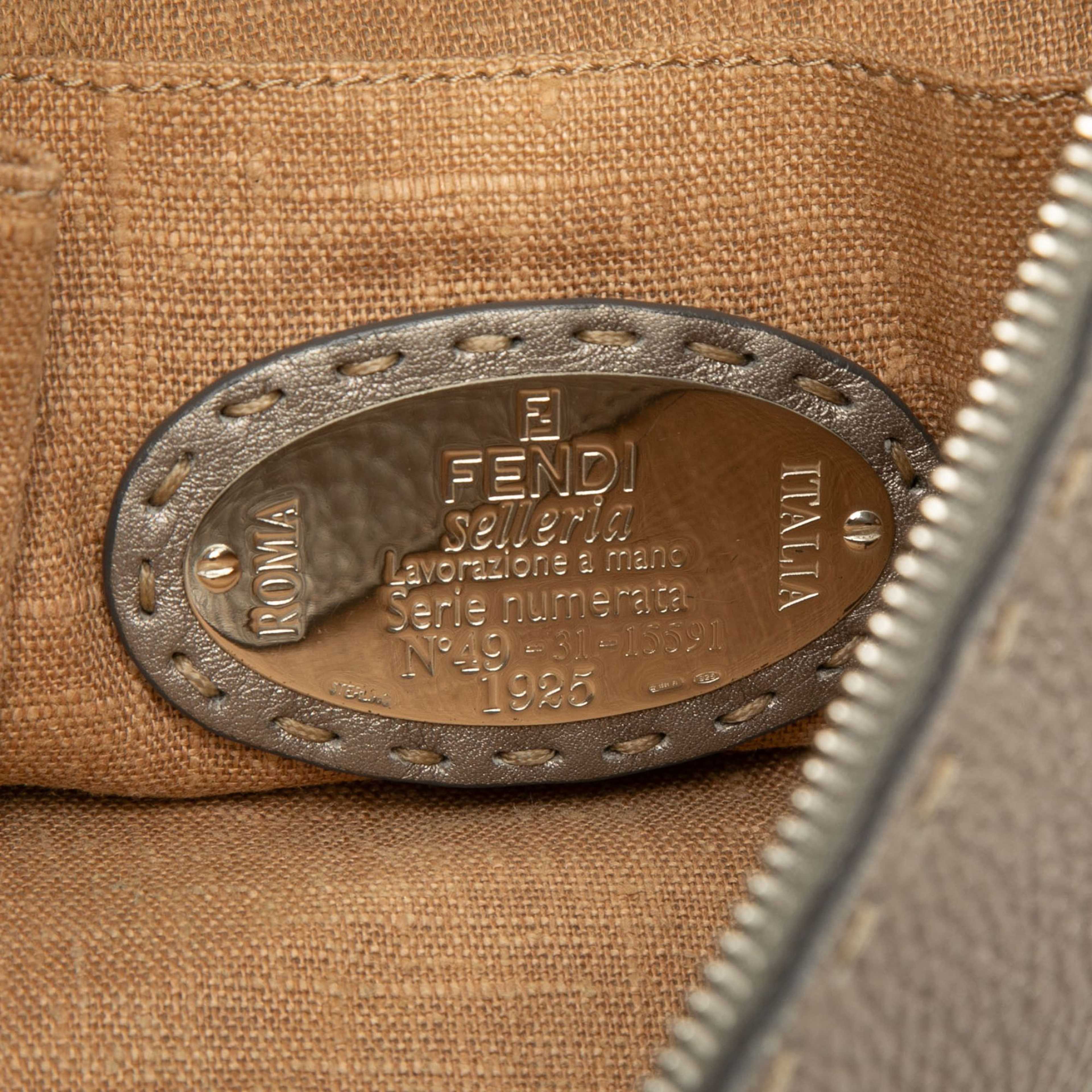 Fendi Medium Leather Selleria Crossbody, från Luxclusif, i färgen grå. Klicka för att öppna bilden i stort format
