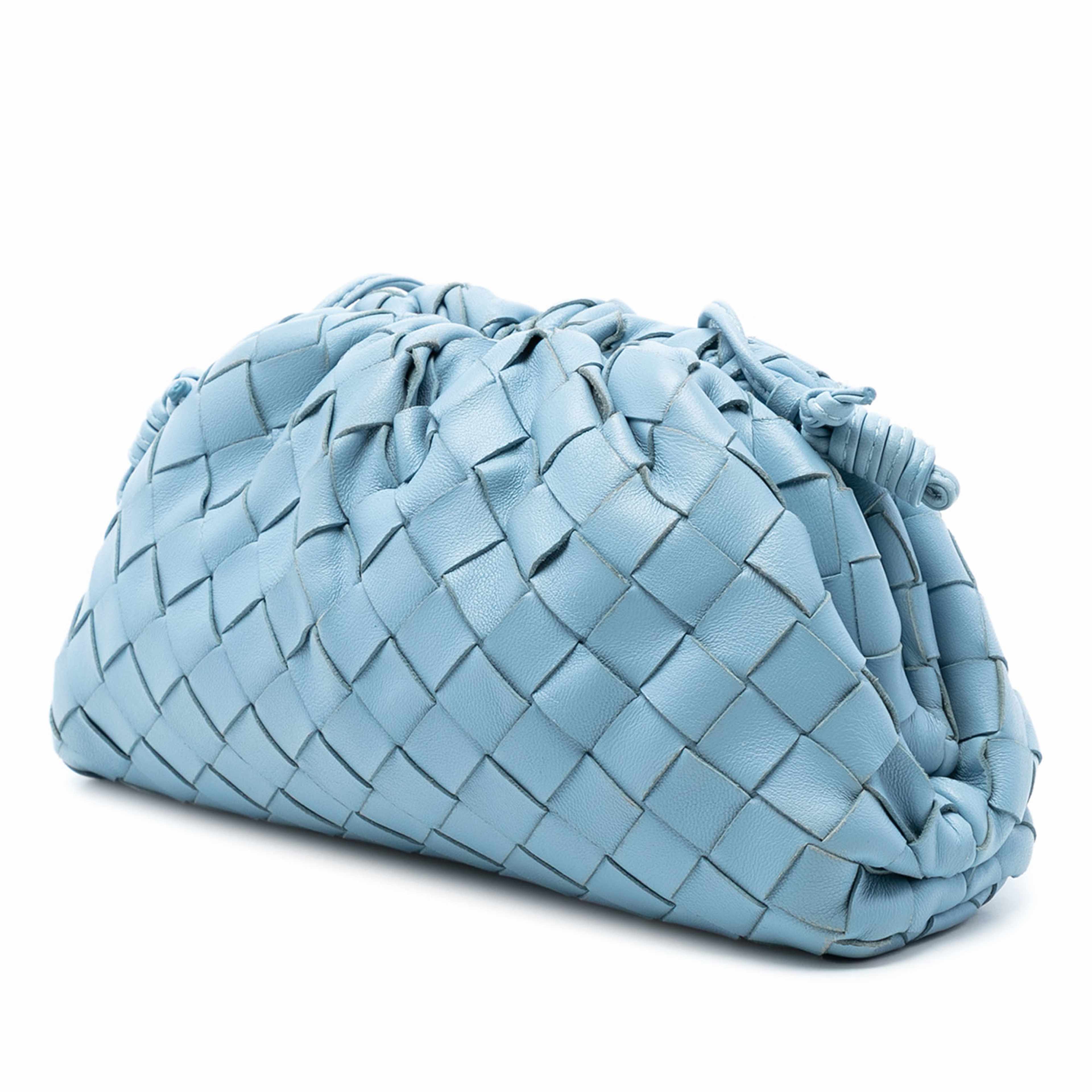 Bottega Veneta Nappa Intrecciato The Mini Pouch Crossbody, från Luxclusif, i färgen light blue. Klicka för att öppna bilden i stort format