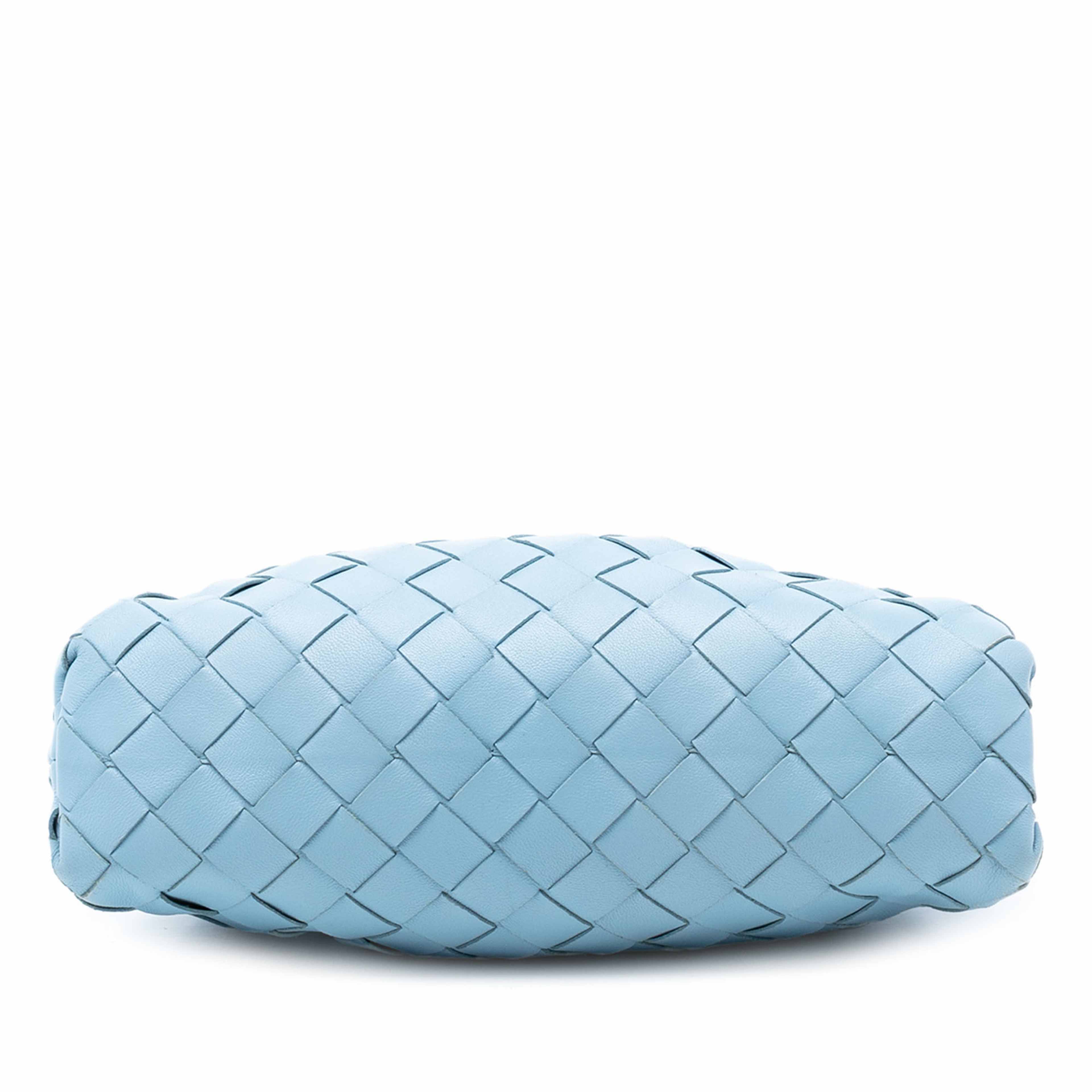 Bottega Veneta Nappa Intrecciato The Mini Pouch Crossbody, från Luxclusif, i färgen light blue. Klicka för att öppna bilden i stort format