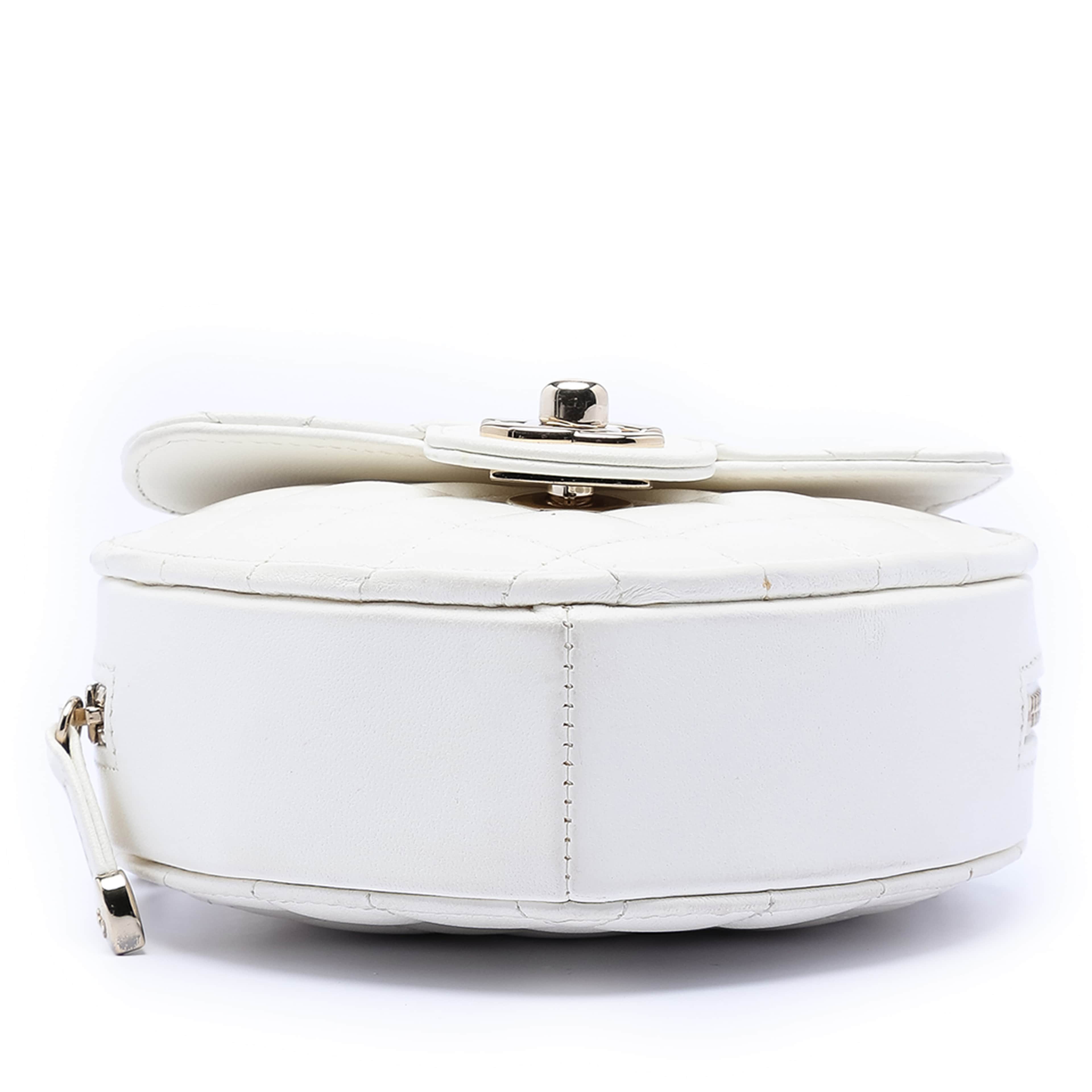 Chanel Mini Lambskin Cc In Love Heart Crossbody, från Luxclusif, i färgen white. Klicka för att öppna bilden i stort format