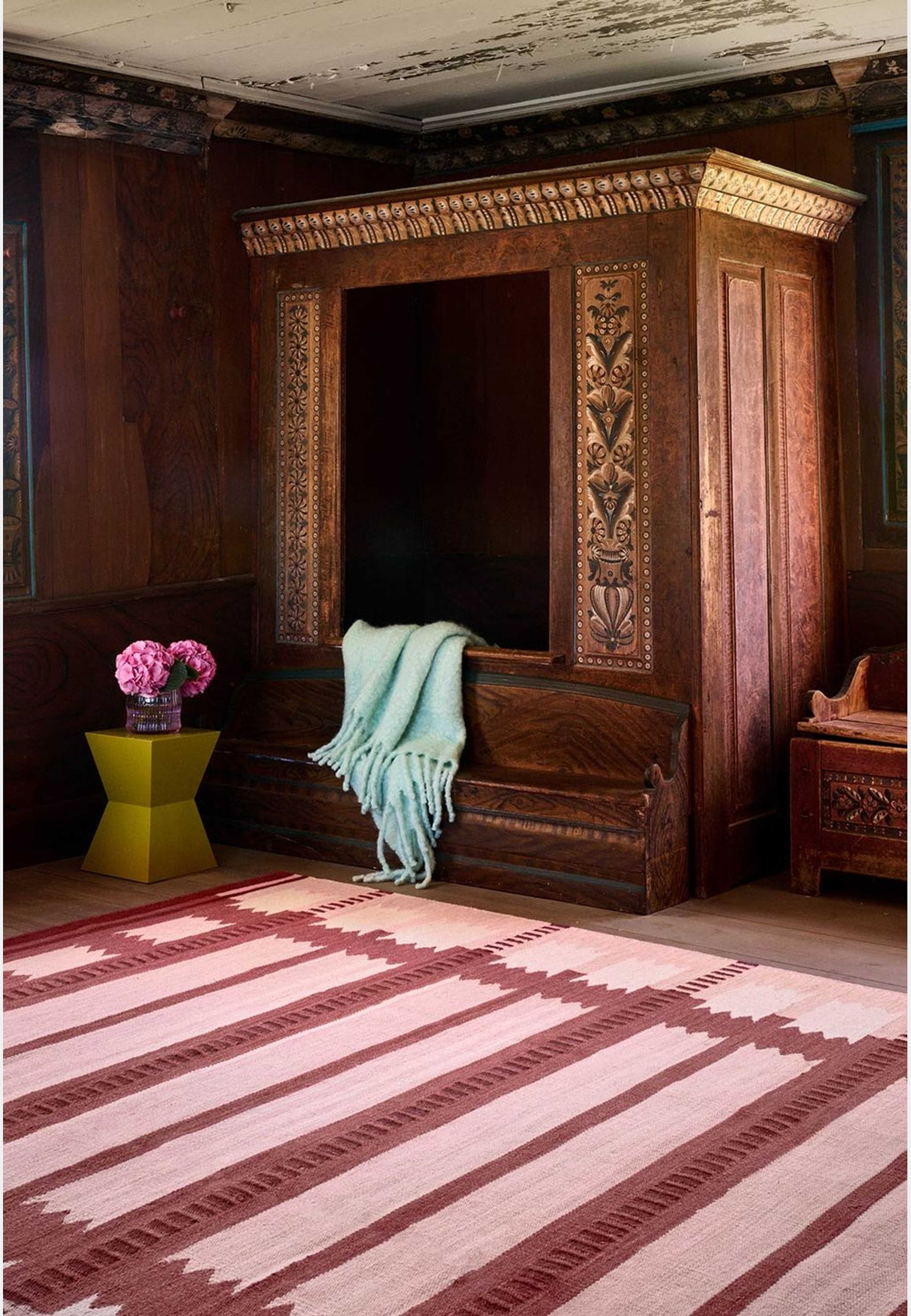 Röllakan Ullmatta 200x300 cm, från Layered, i färgen röd. Klicka för att öppna bilden i stort format