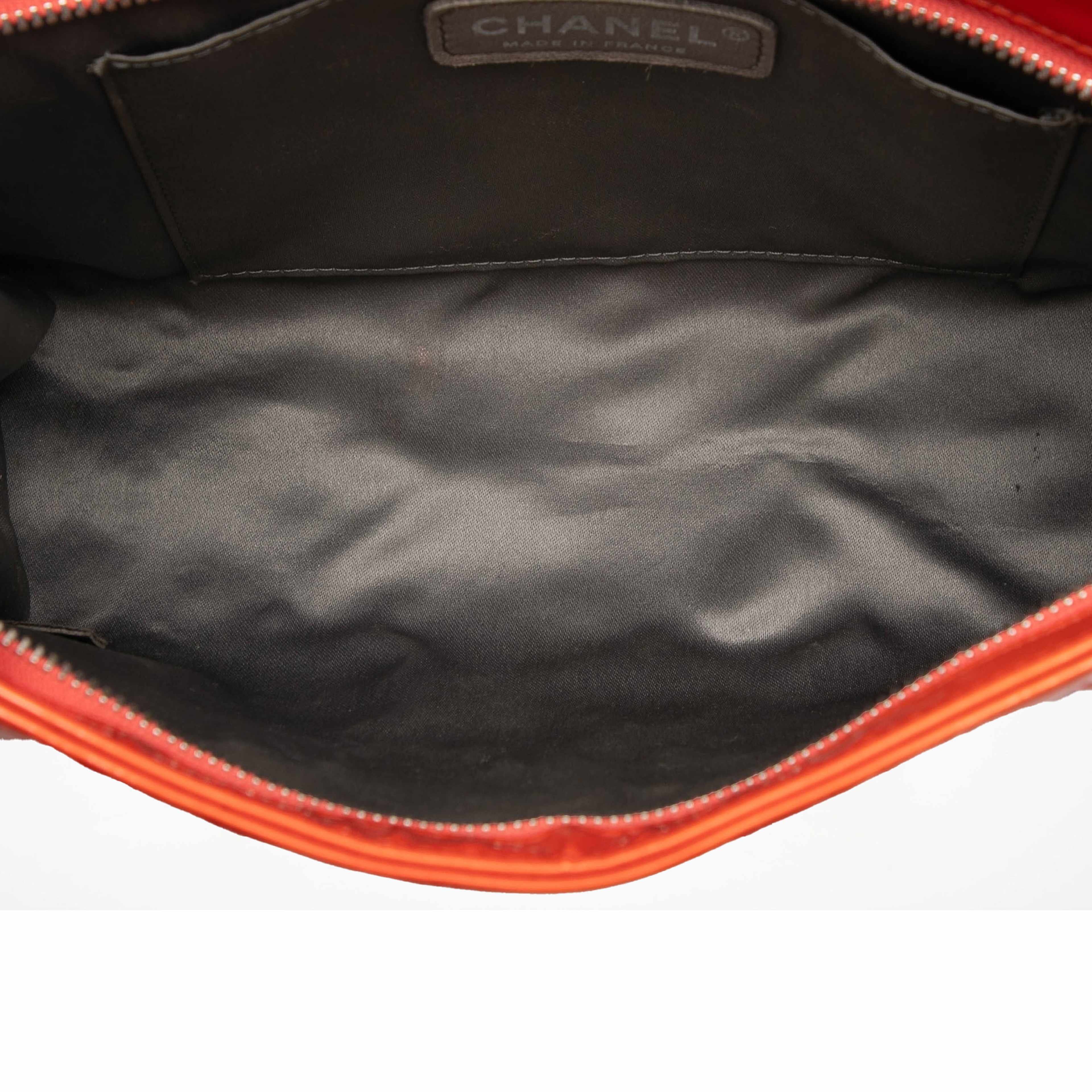 Chanel Quilted Embossed Patent Lucky Symbols Pochette, från Luxclusif, i färgen orange. Klicka för att öppna bilden i stort format