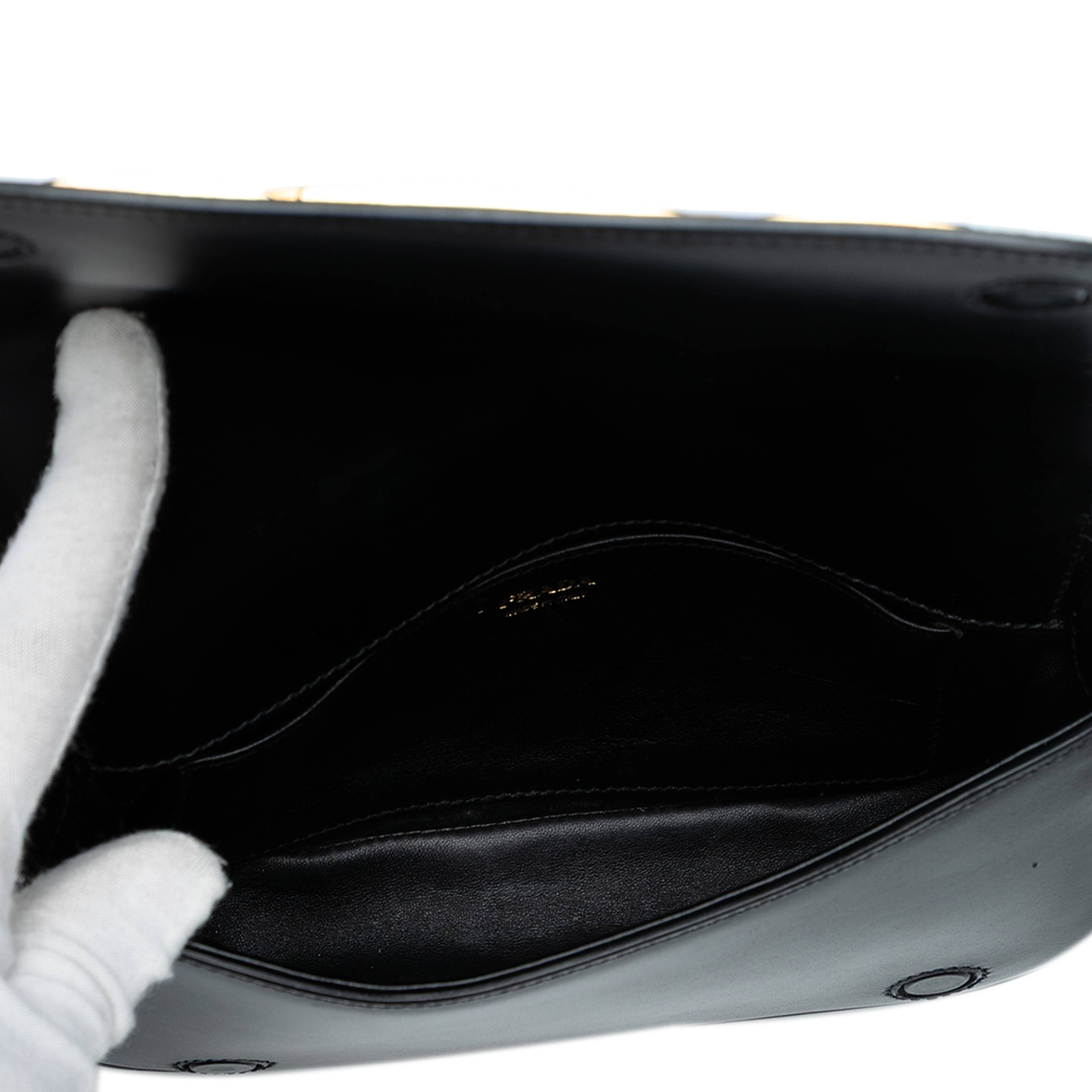 Prada City Calf Flap Crossbody, från Luxclusif, i färgen black. Klicka för att öppna bilden i stort format