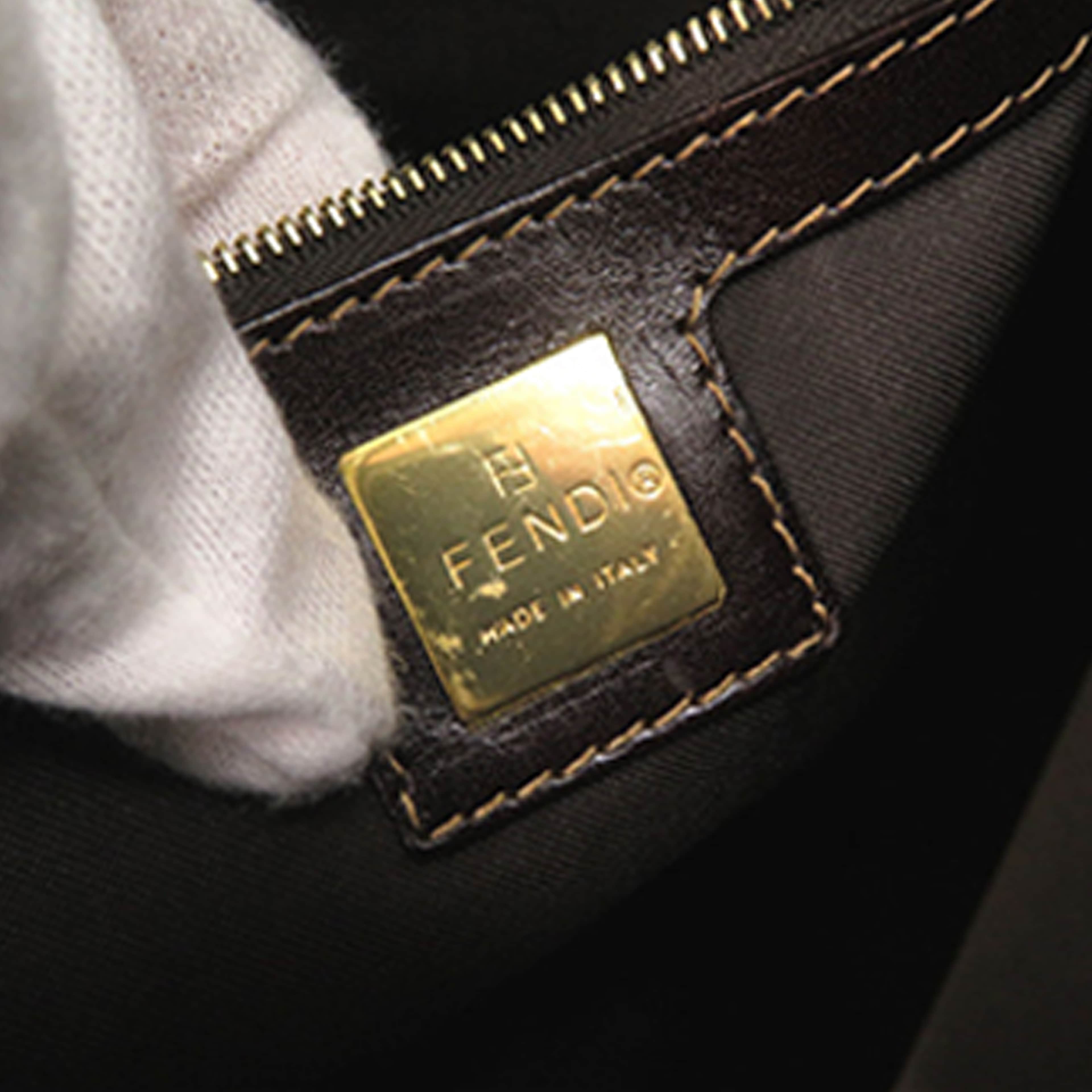 Fendi Zucchino Crystal Boston Bag, från Luxclusif, i färgen beige. Klicka för att öppna bilden i stort format