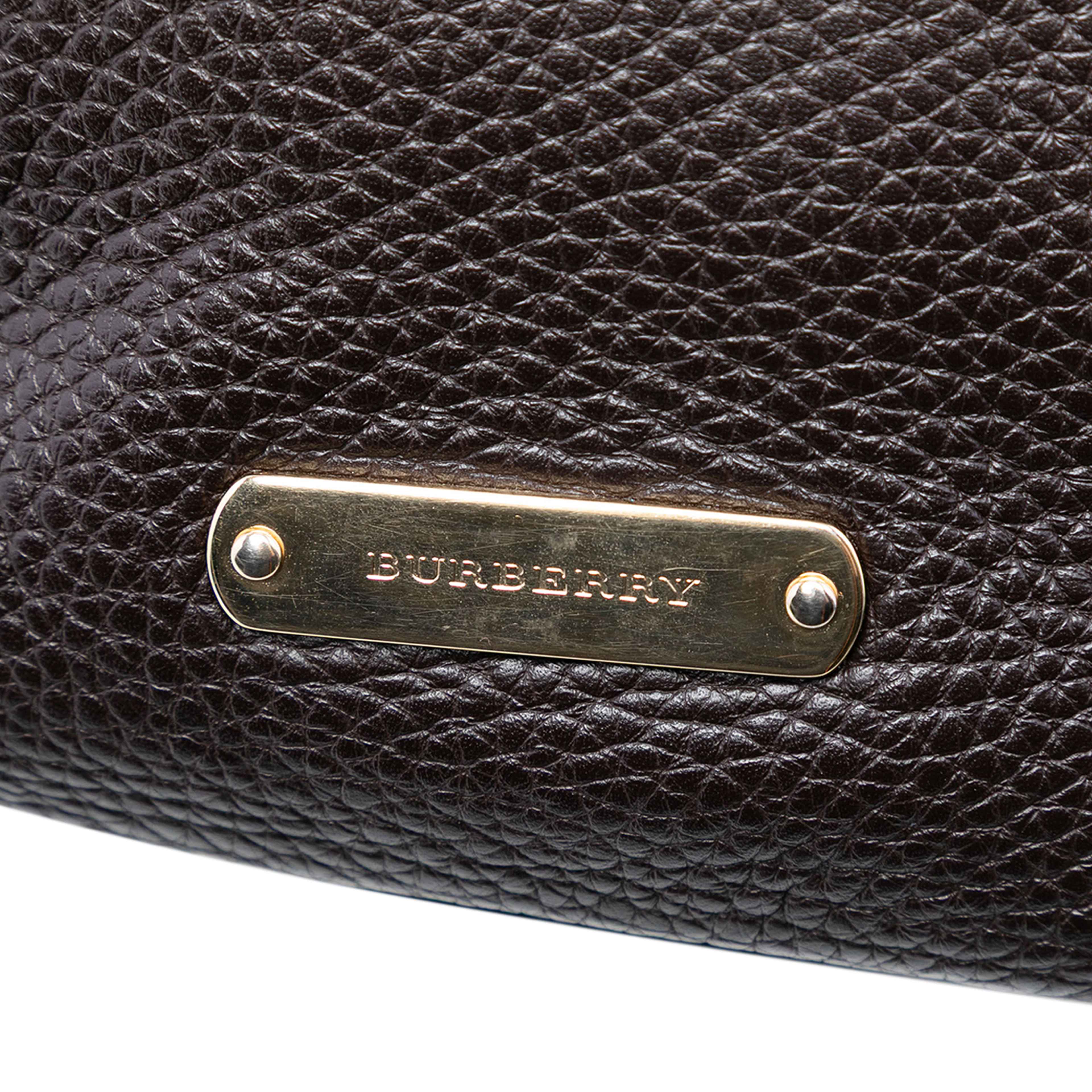 Burberry Grainy Calfskin Satchel, från Luxclusif, i färgen black. Klicka för att öppna bilden i stort format