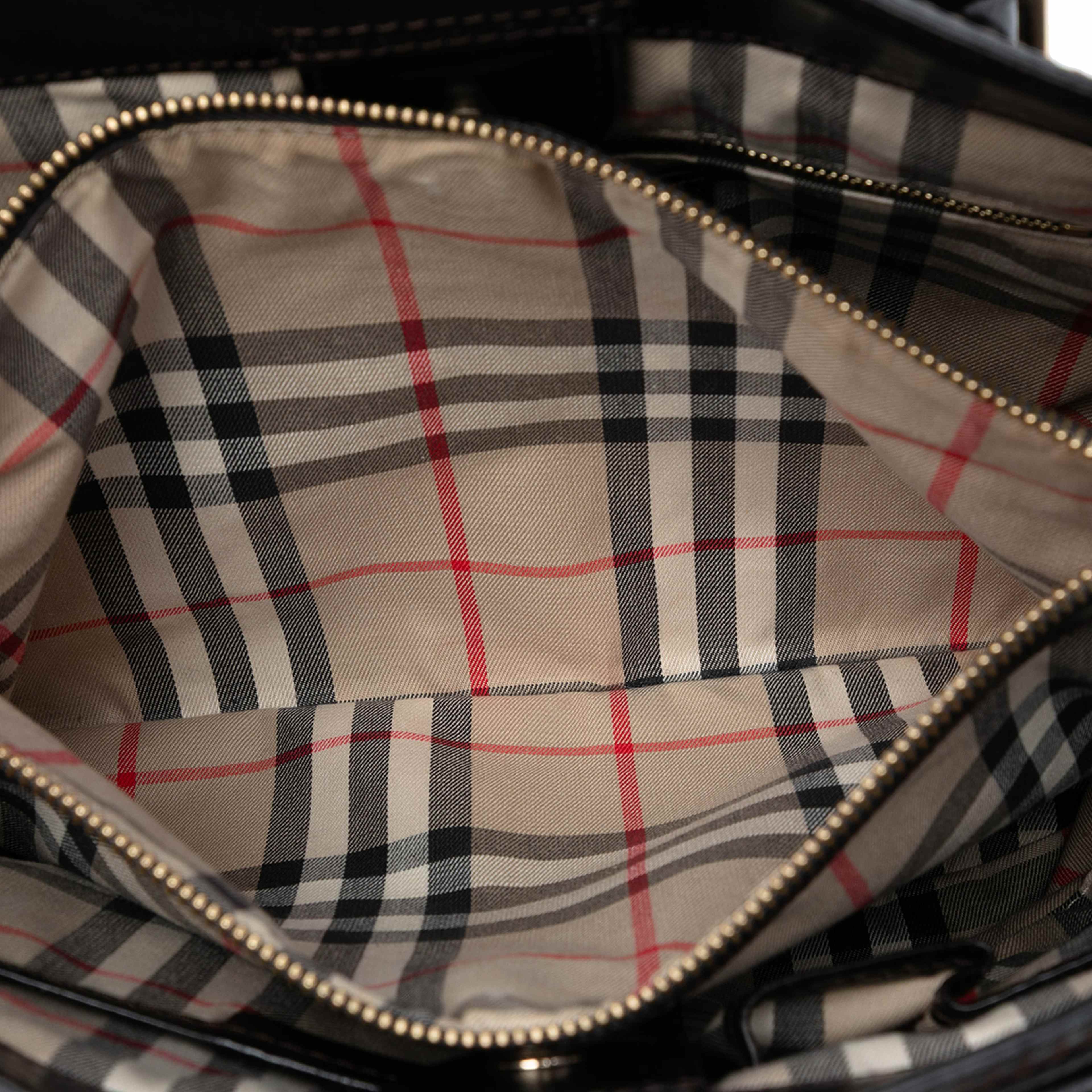 Burberry Grainy Calfskin Satchel, från Luxclusif, i färgen black. Klicka för att öppna bilden i stort format