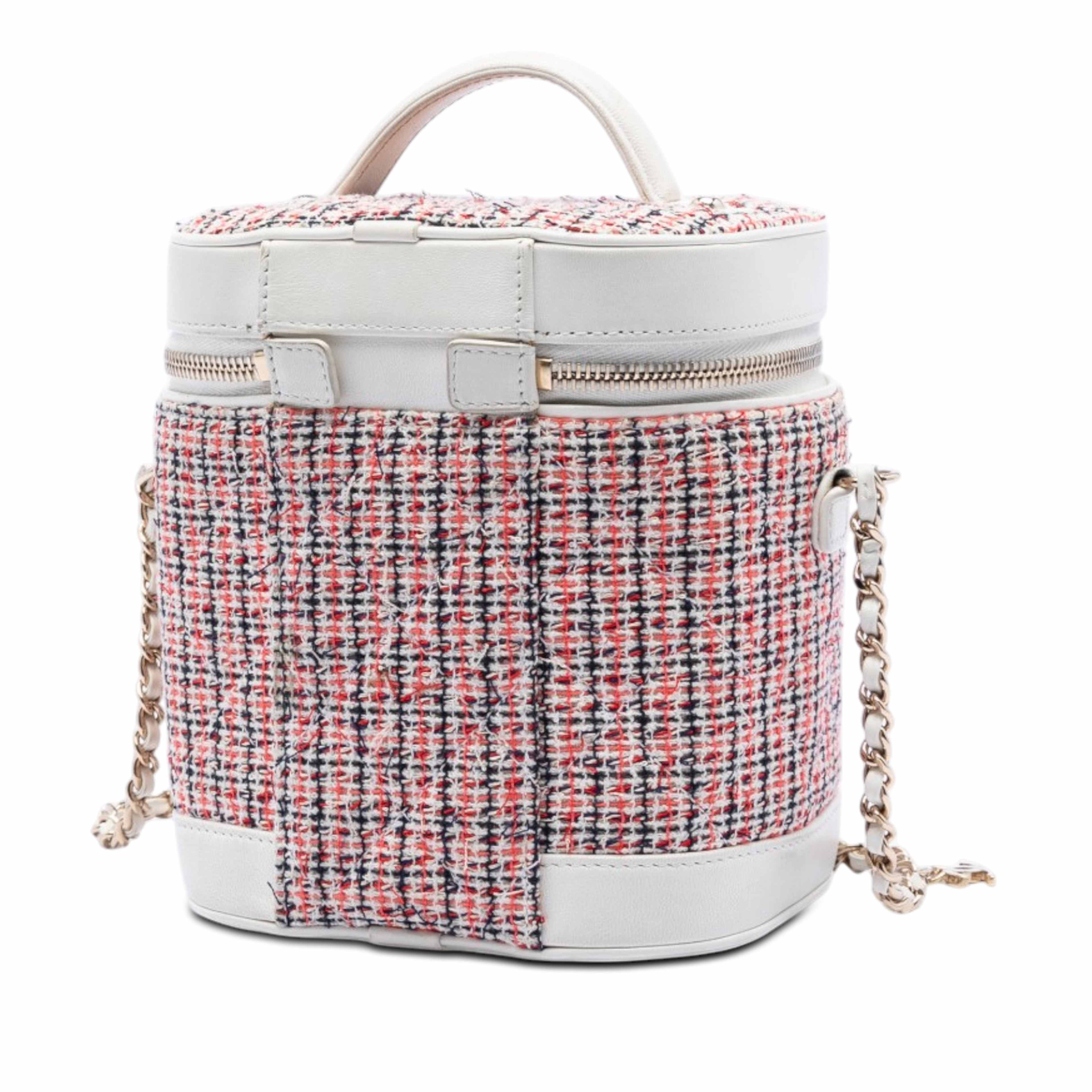 Chanel Tweed And Lambskin Vanity Cosmetic Case, från Luxclusif, i färgen white. Klicka för att öppna bilden i stort format