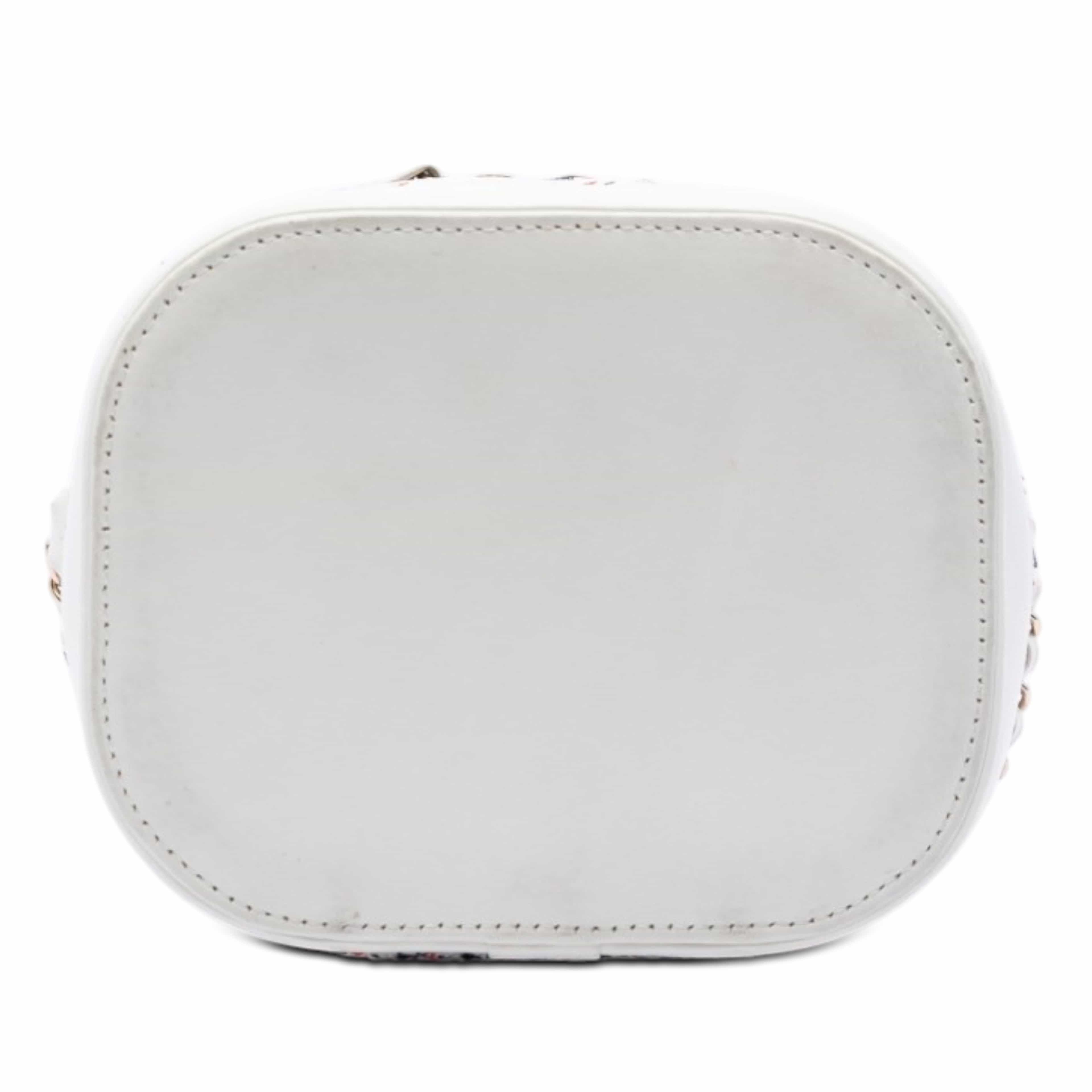 Chanel Tweed And Lambskin Vanity Cosmetic Case, från Luxclusif, i färgen white. Klicka för att öppna bilden i stort format