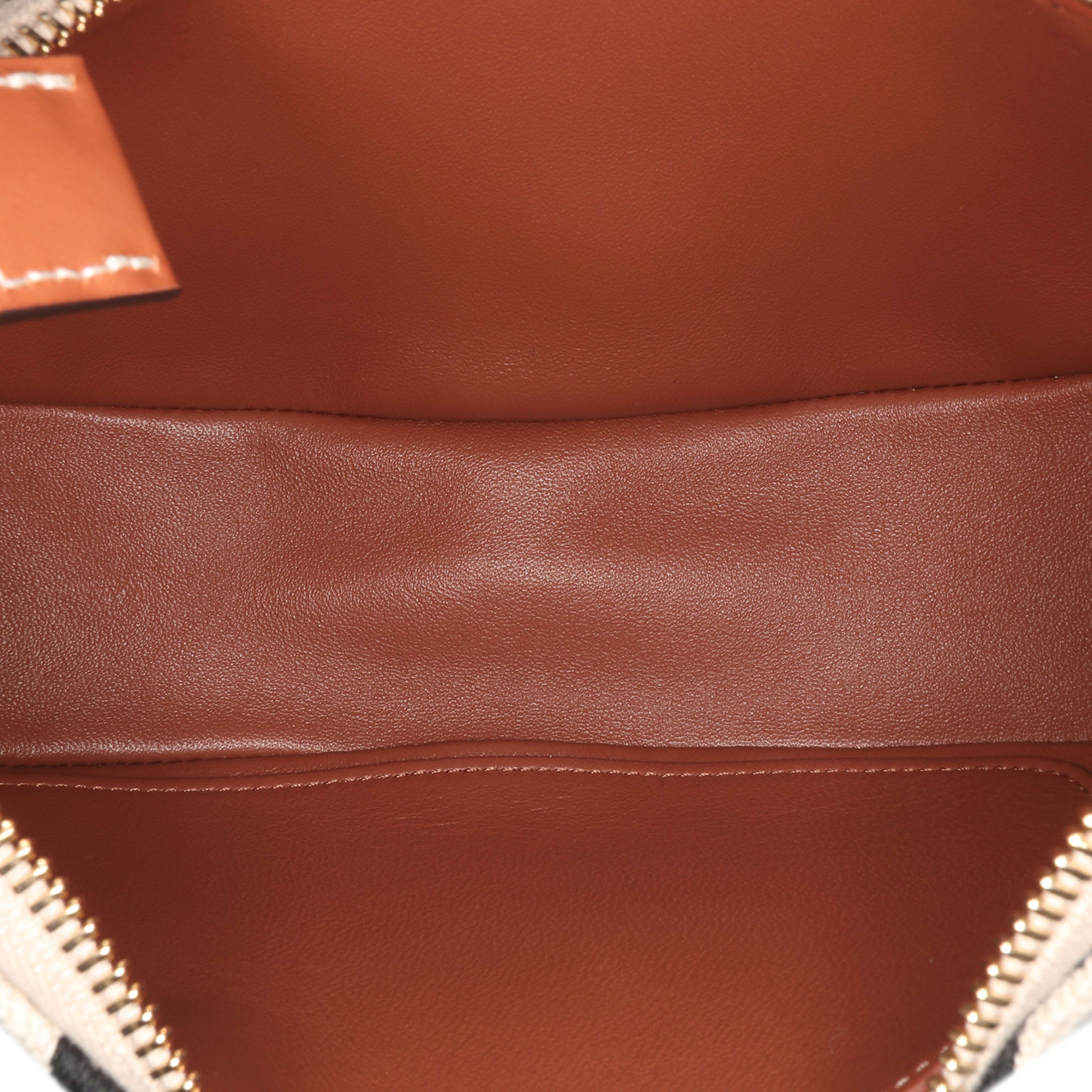 Celine Zebra Print Canvas Ava Shoulder Bag, från Luxclusif, i färgen beige. Klicka för att öppna bilden i stort format