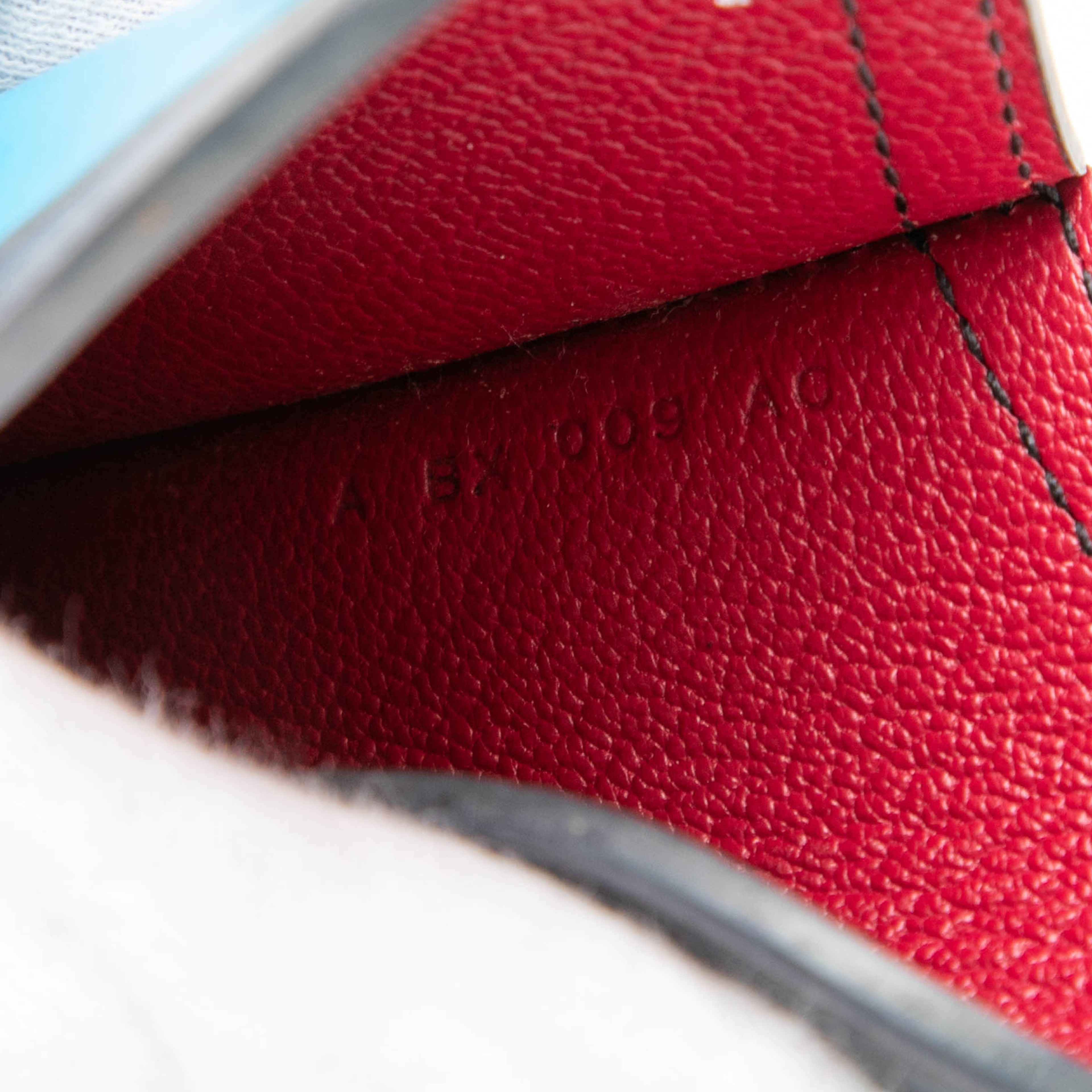 Hermès Tadelakt Camail Key Holder Bag Charm, från Luxclusif, i färgen blue. Klicka för att öppna bilden i stort format