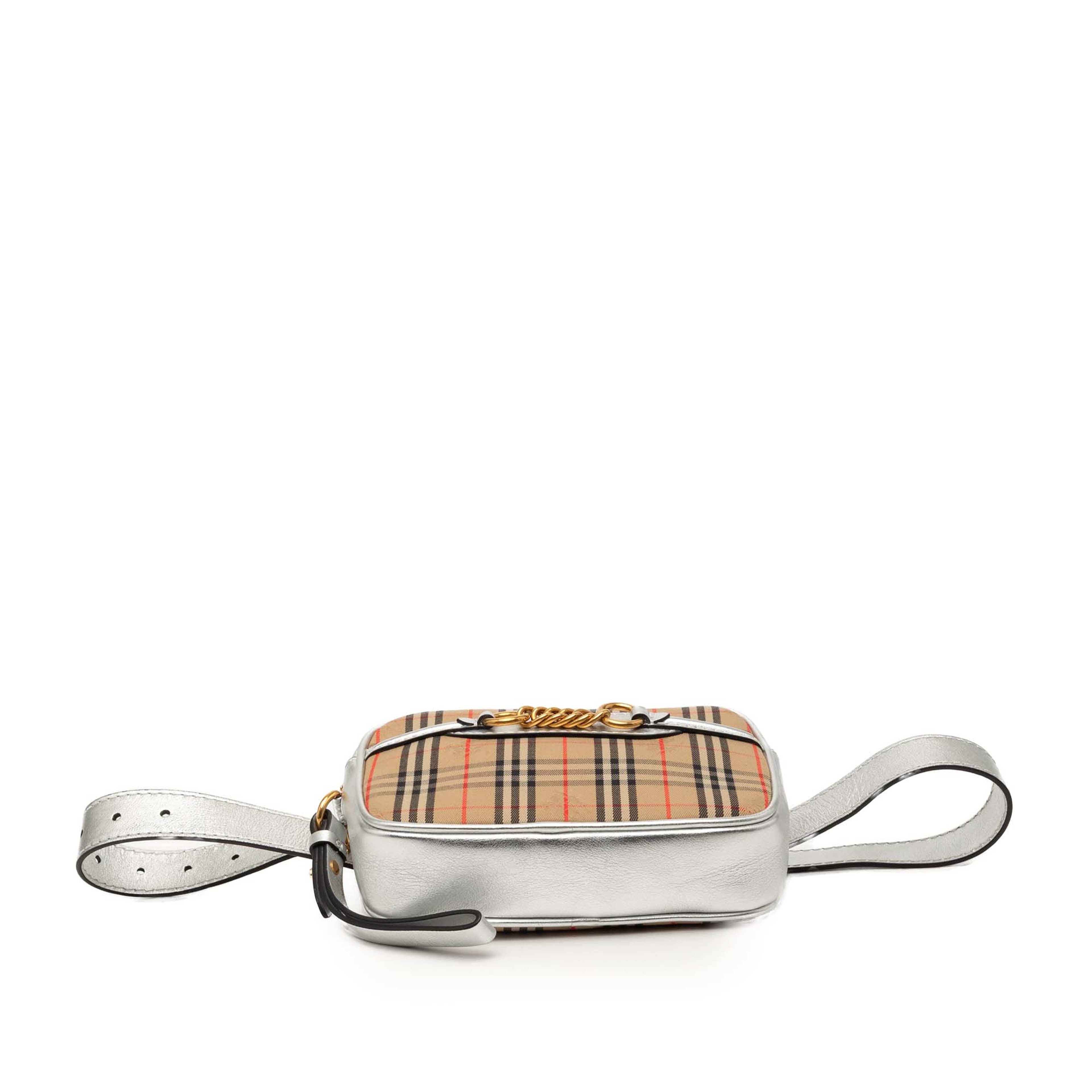 Burberry Haymarket Check Canvas 1983 Link Belt Bag, från Luxclusif, i färgen beige. Klicka för att öppna bilden i stort format