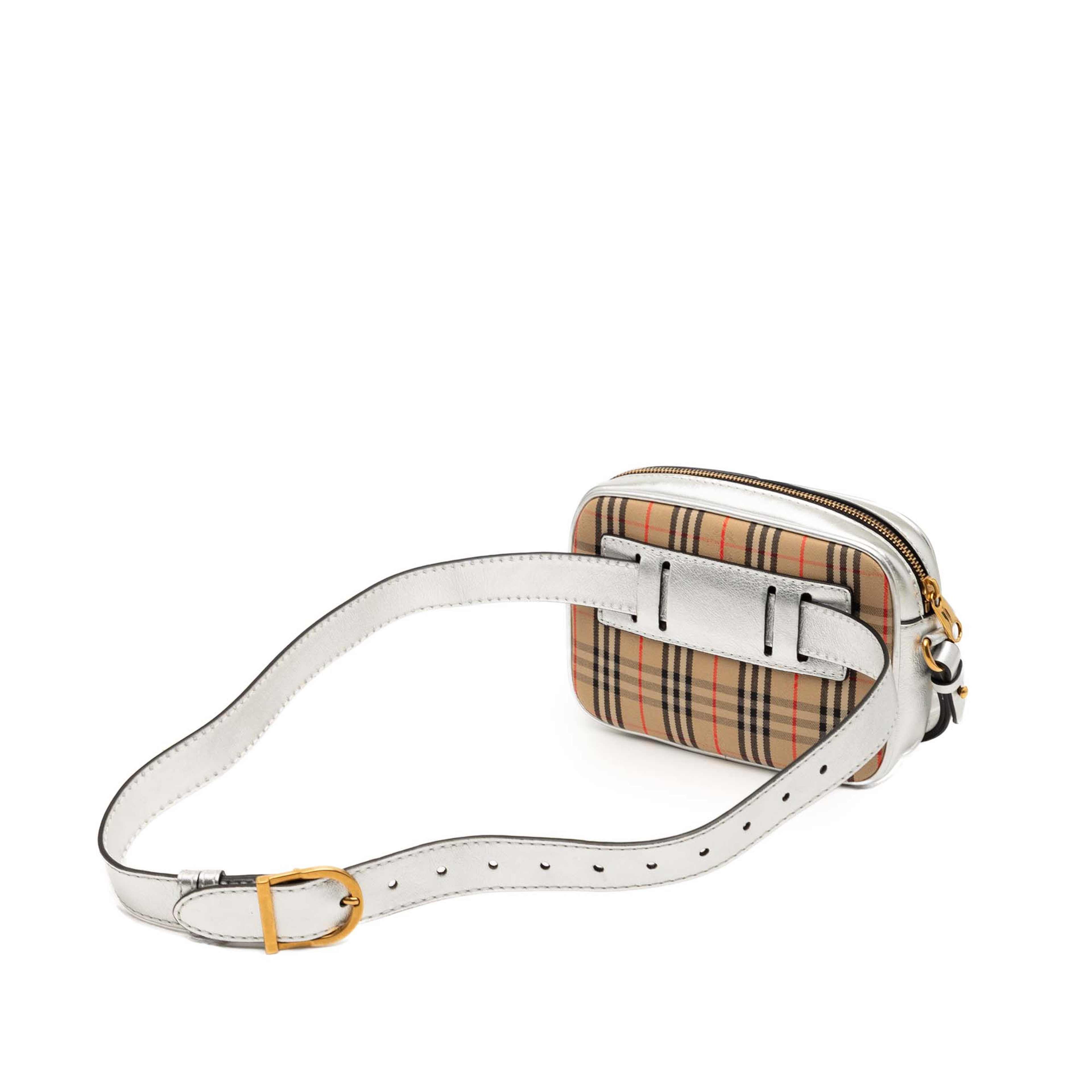 Burberry Haymarket Check Canvas 1983 Link Belt Bag, från Luxclusif, i färgen silver. Klicka för att öppna bilden i stort format