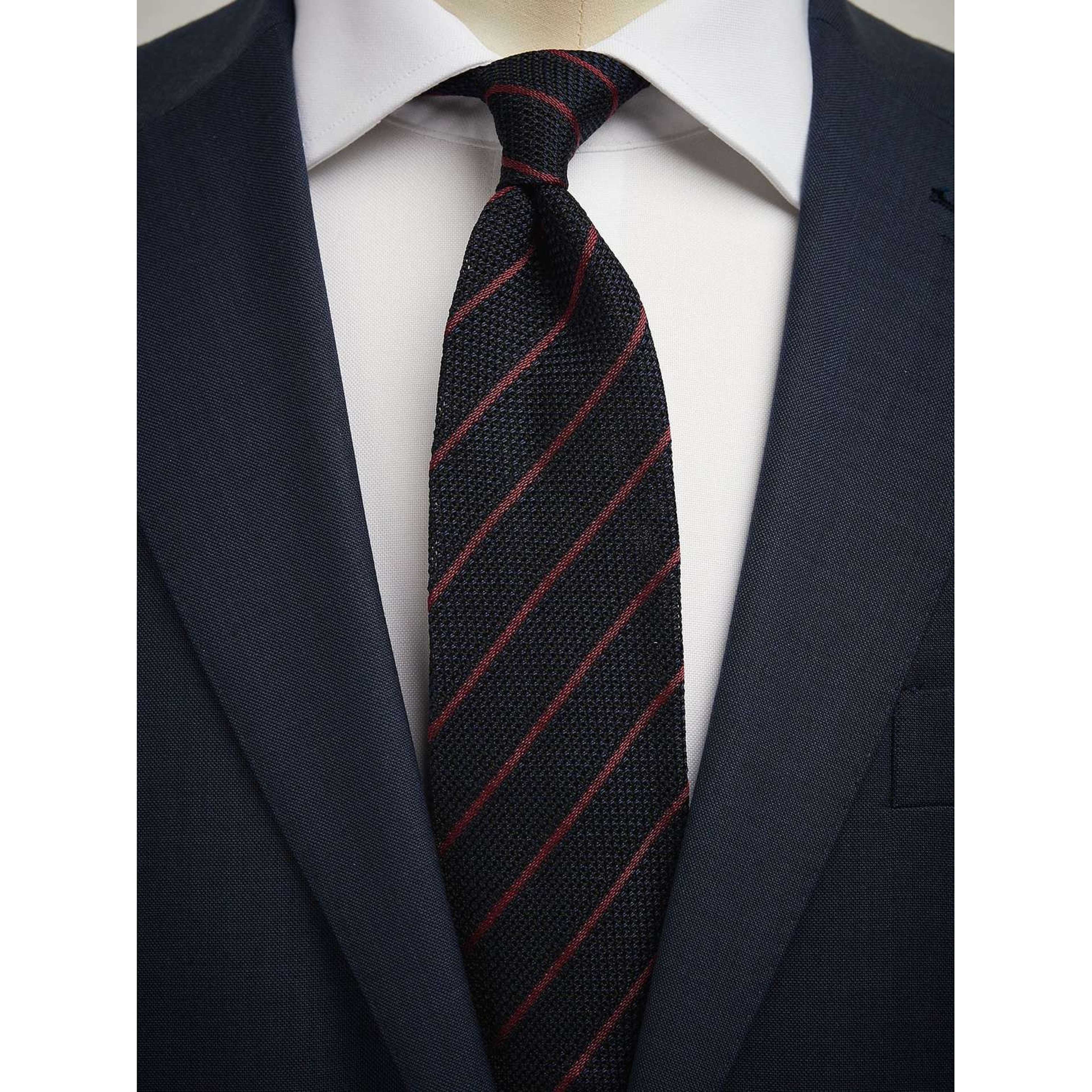 Grenadine Tie, från John Henric, i färgen mörkblå & rödrandig. Klicka för att öppna bilden i stort format