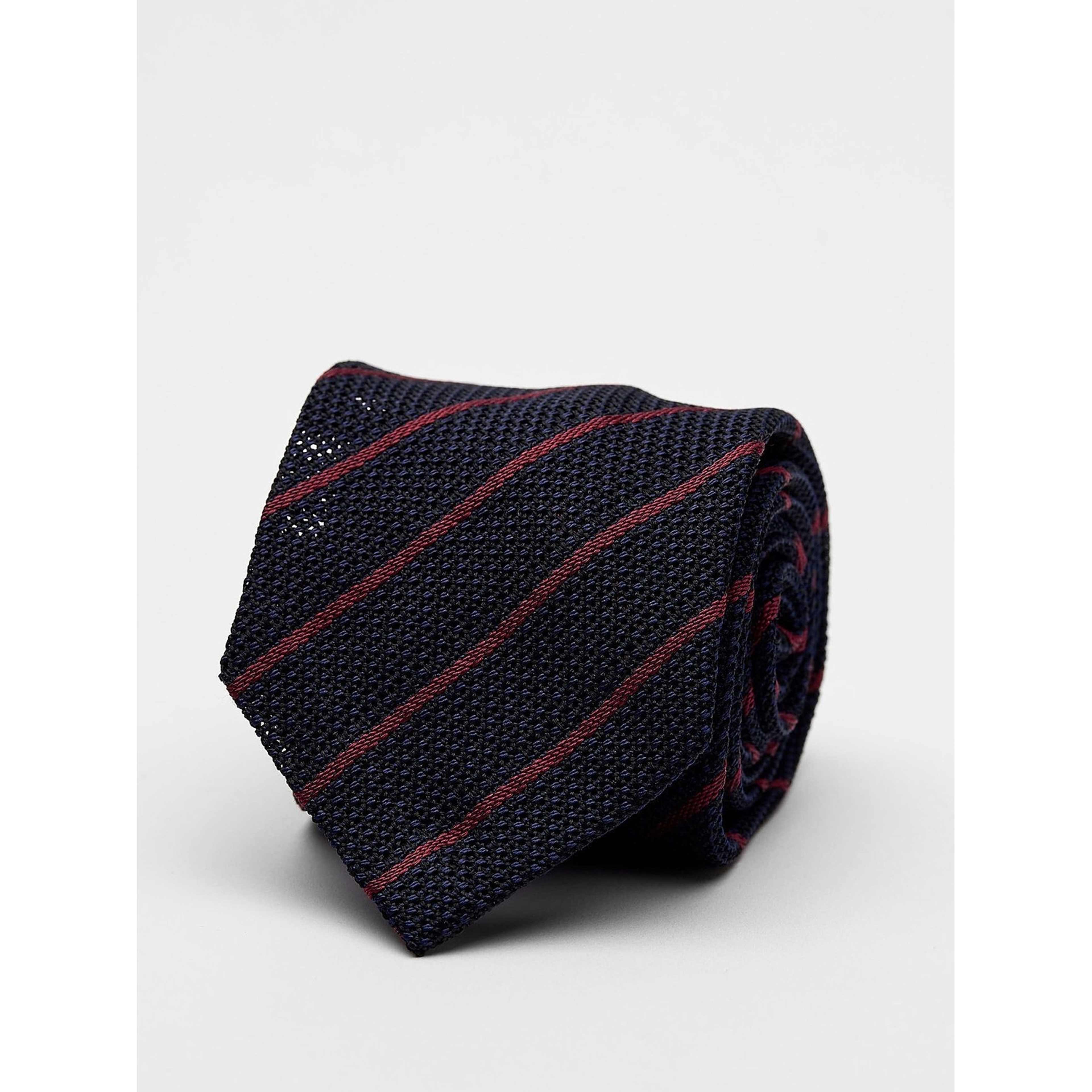 Grenadine Tie, från John Henric, i färgen mörkblå & rödrandig. Klicka för att öppna bilden i stort format