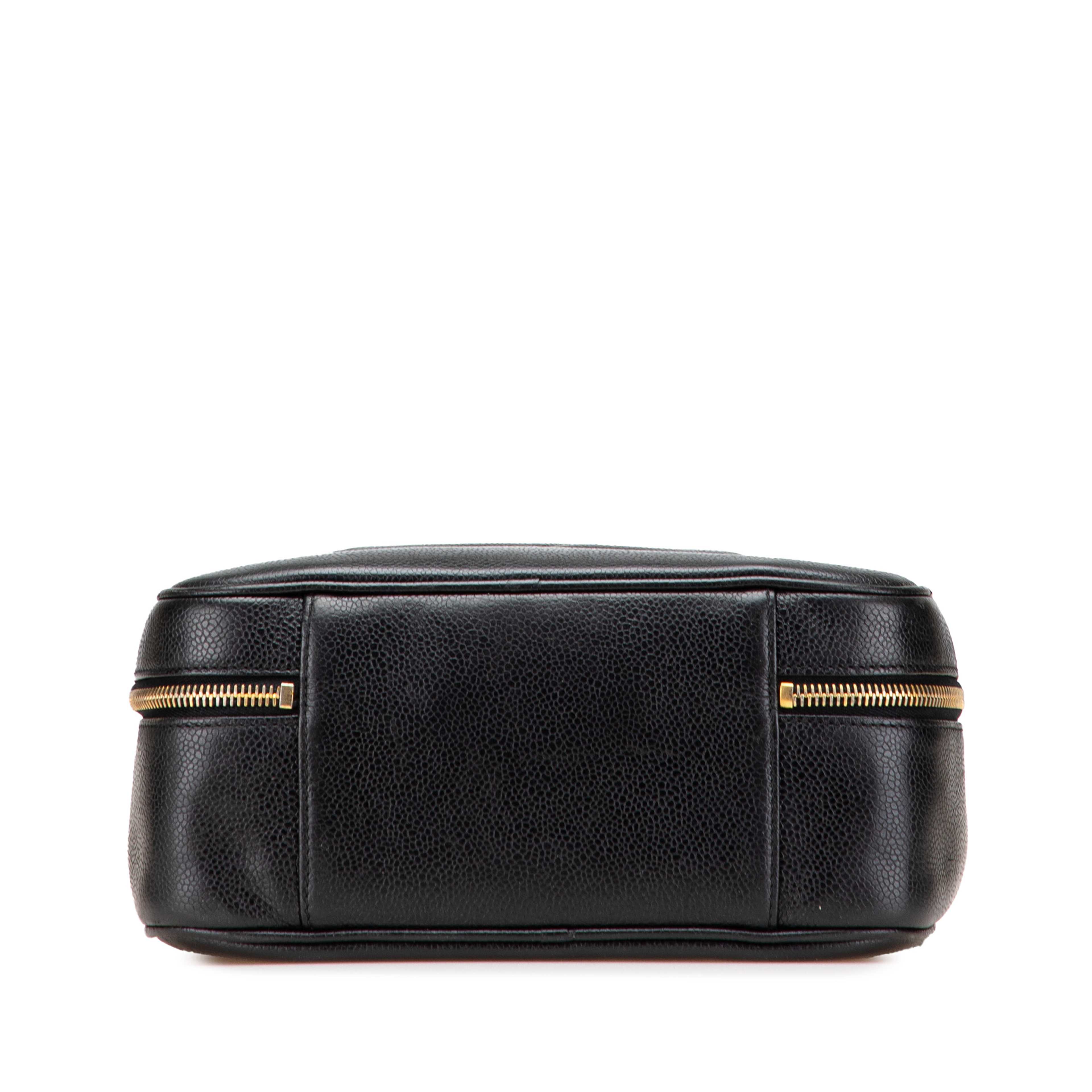 Chanel Cc Caviar Vanity Case, från Luxclusif, i färgen svart. Klicka för att öppna bilden i stort format