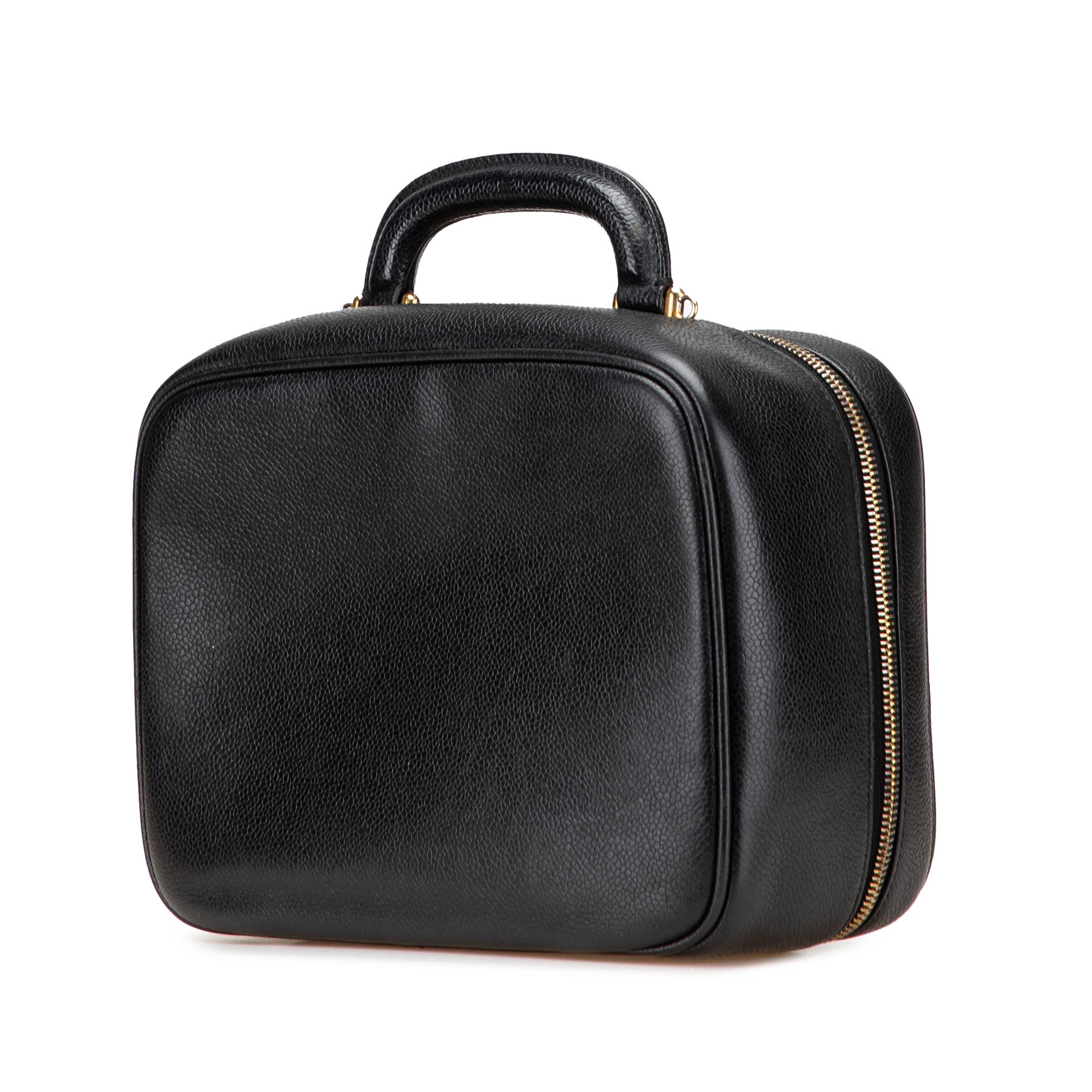Chanel Cc Caviar Vanity Case, från Luxclusif, i färgen svart. Klicka för att öppna bilden i stort format