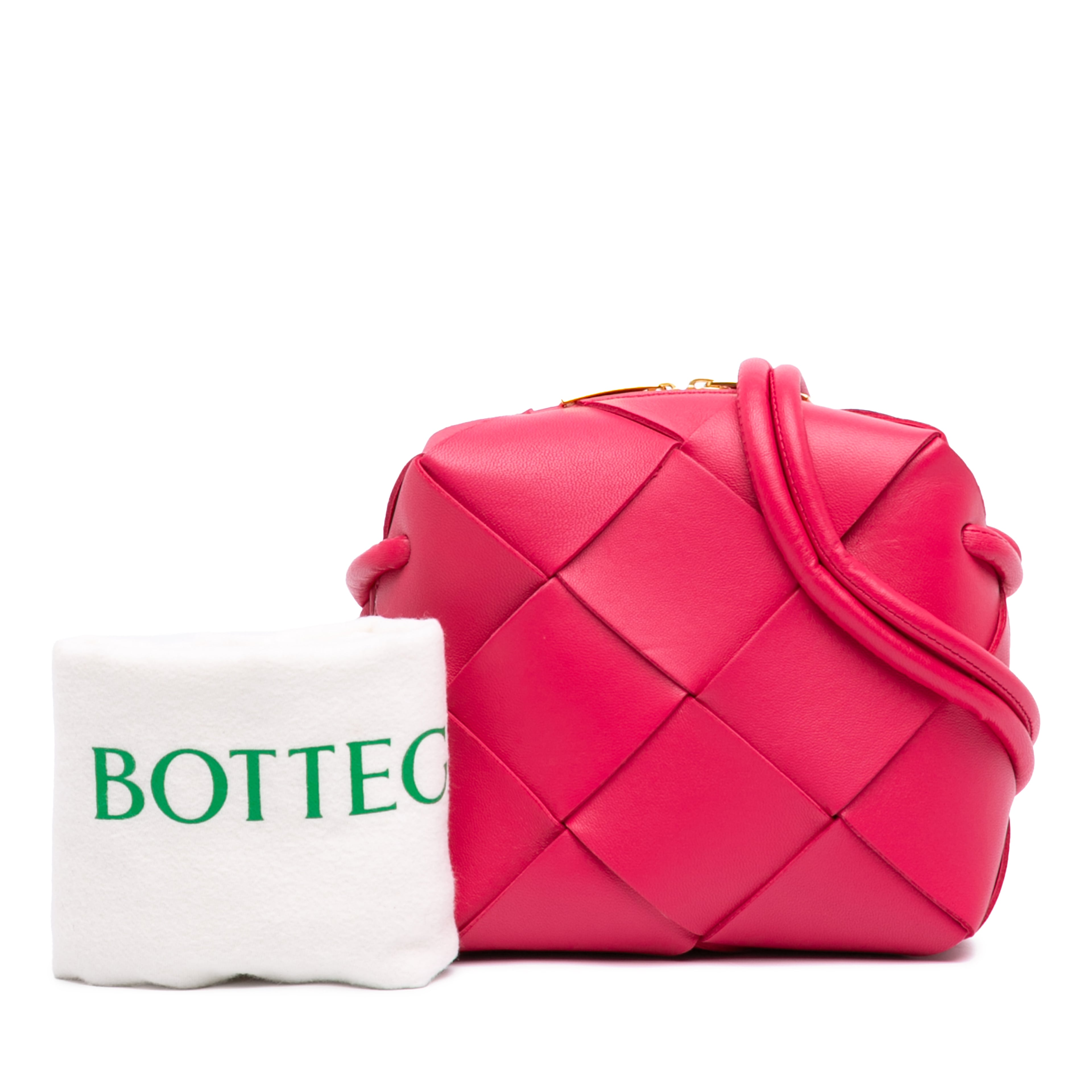 Bottega Veneta Mini Lambskin Intrecciato Cassette Camera Bag, från Luxclusif, i färgen rosa. Klicka för att öppna bilden i stort format