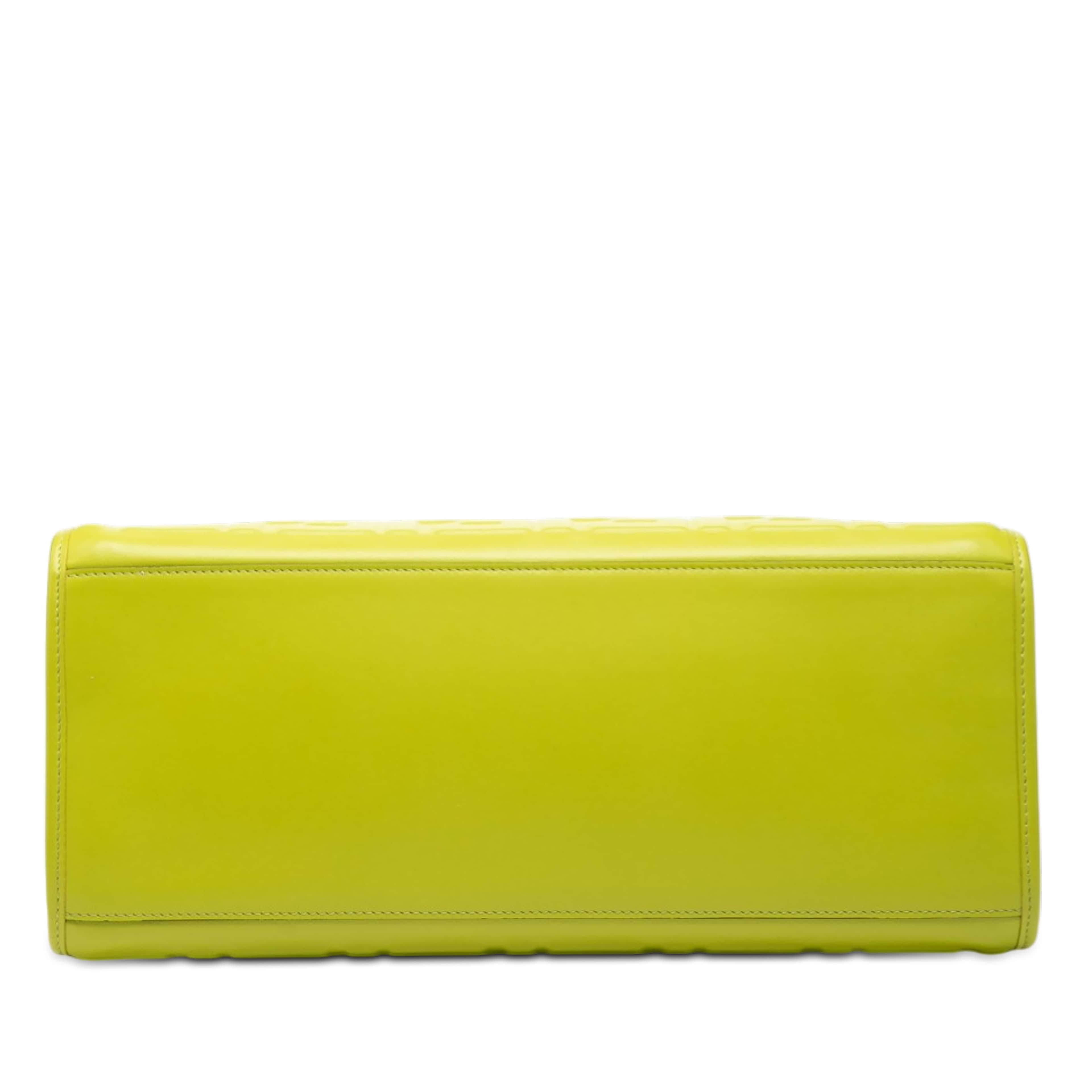 Fendi Medium Zucca Embossed Leather Sunshine Shopper Tote, från Luxclusif, i färgen lime. Klicka för att öppna bilden i stort format