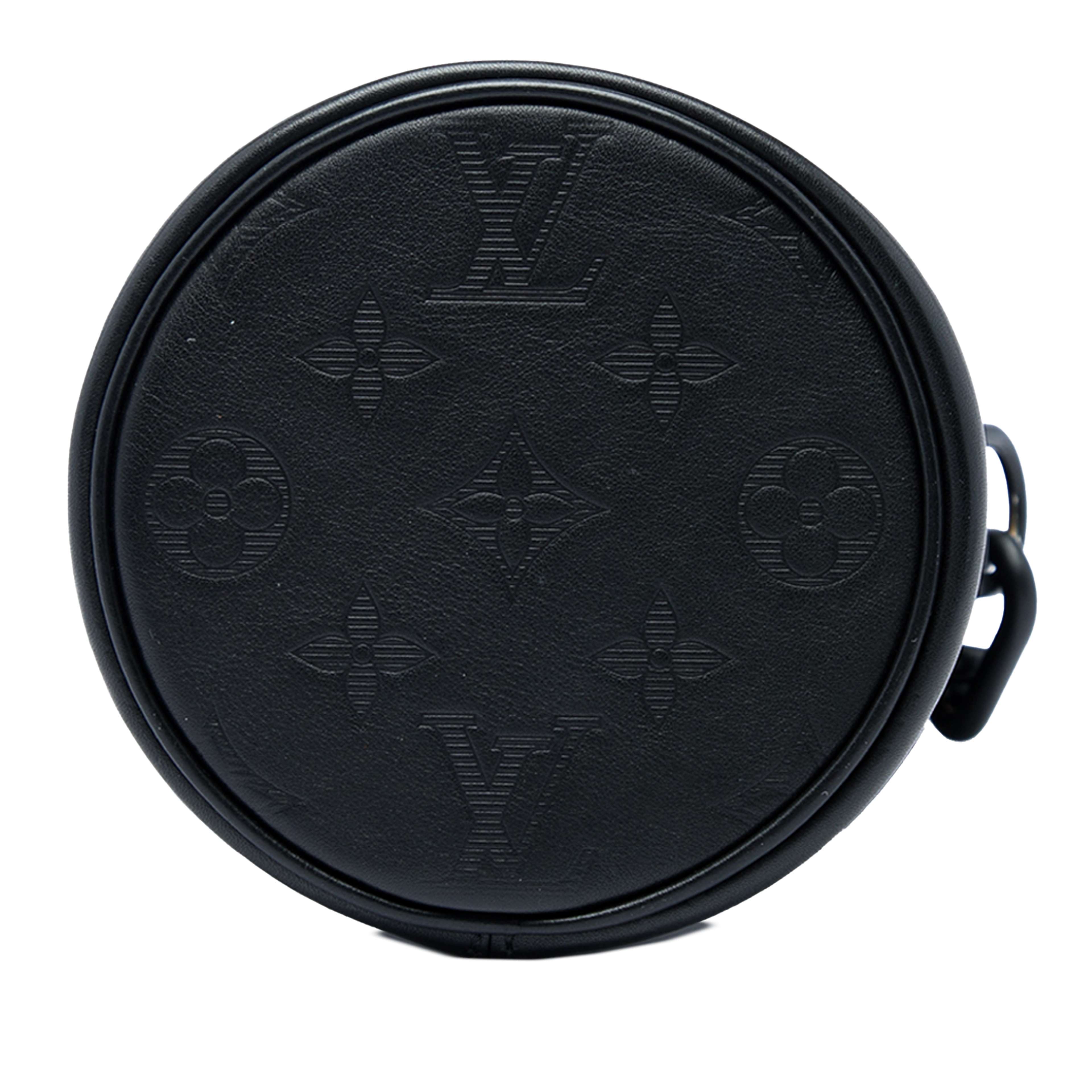 Louis Vuitton Monogram Shadow Nano Chalk, från Luxclusif, i färgen svart. Klicka för att öppna bilden i stort format