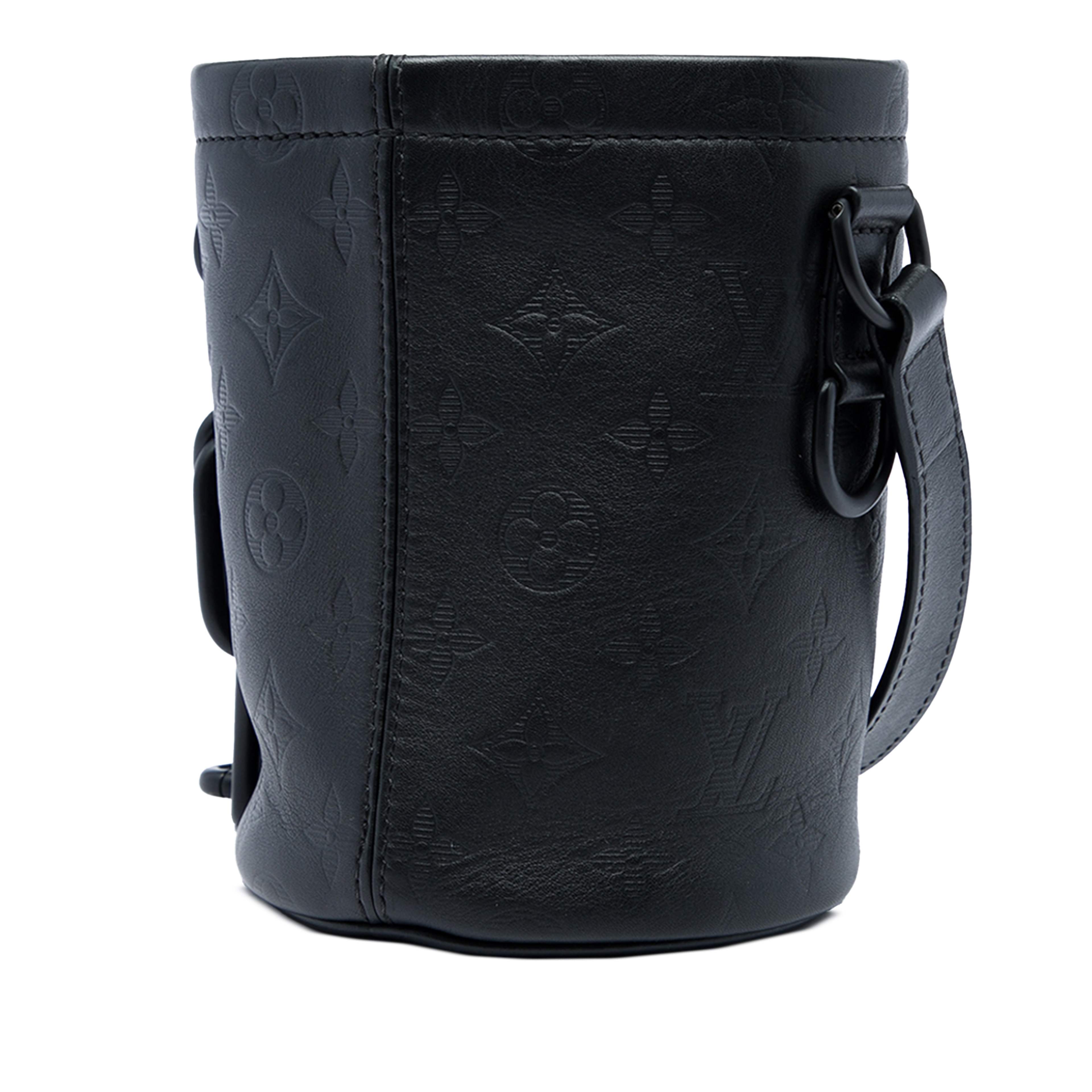 Louis Vuitton Monogram Shadow Nano Chalk, från Luxclusif, i färgen svart. Klicka för att öppna bilden i stort format