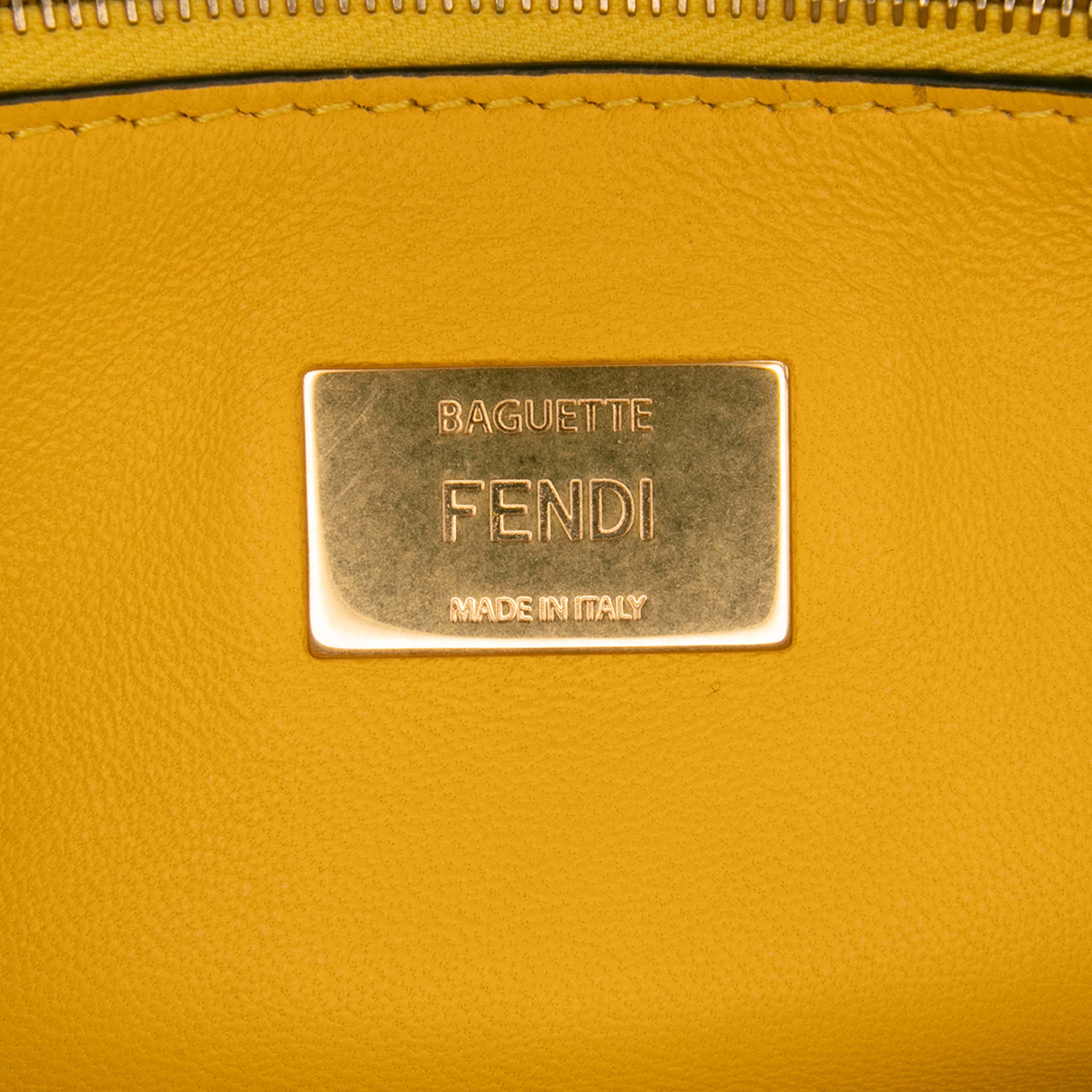 Fendi Zucca Embossed Leather Chain Midi Baguette, från Luxclusif, i färgen mustard. Klicka för att öppna bilden i stort format