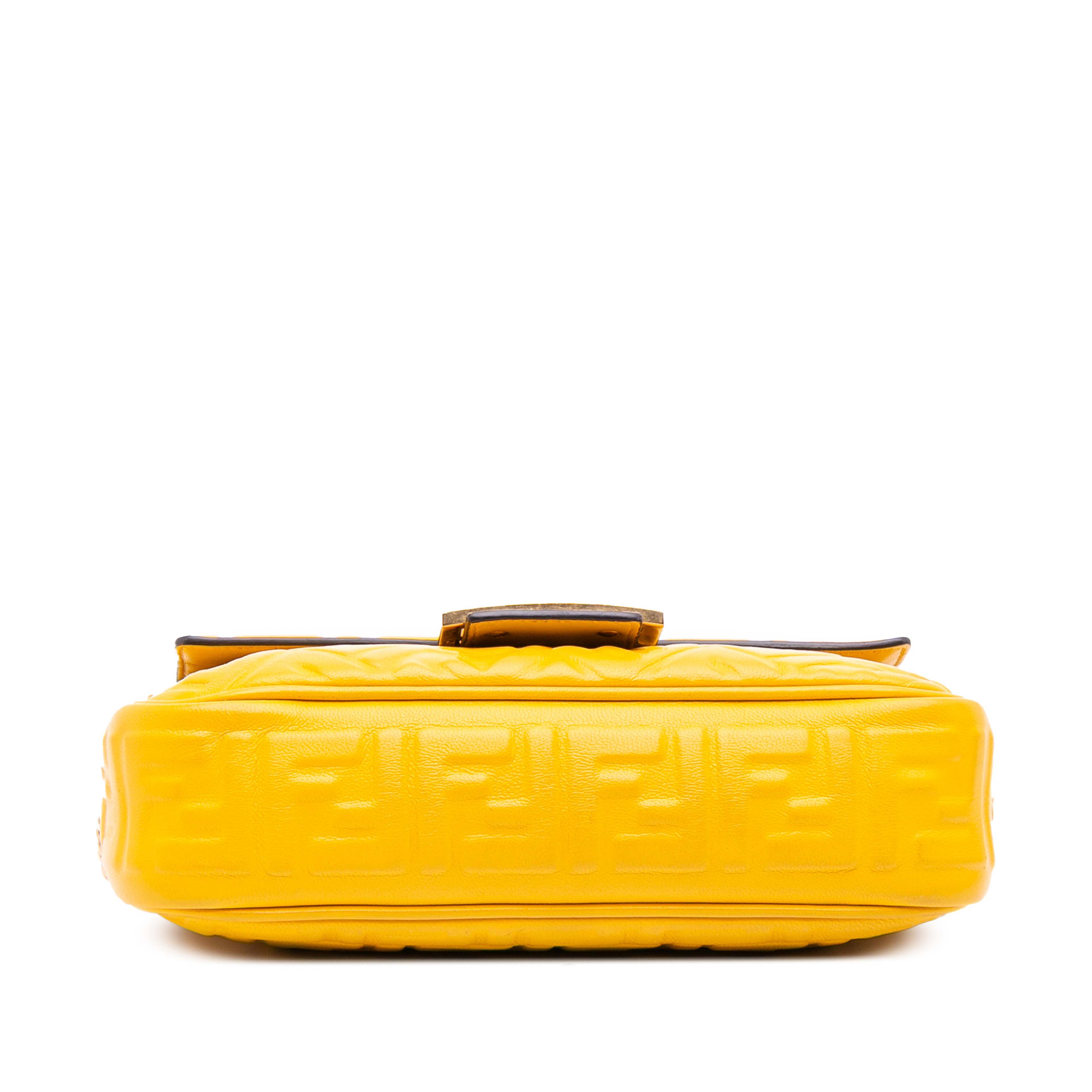 Fendi Zucca Embossed Leather Chain Midi Baguette, från Luxclusif, i färgen mustard. Klicka för att öppna bilden i stort format